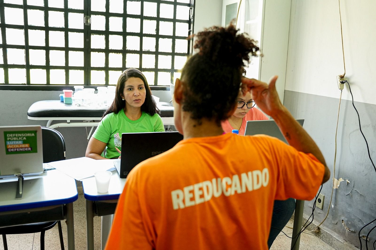 Psicóloga da Dayelly Nascimento em atendimento a umas mulheres presas na UPF de Ananás