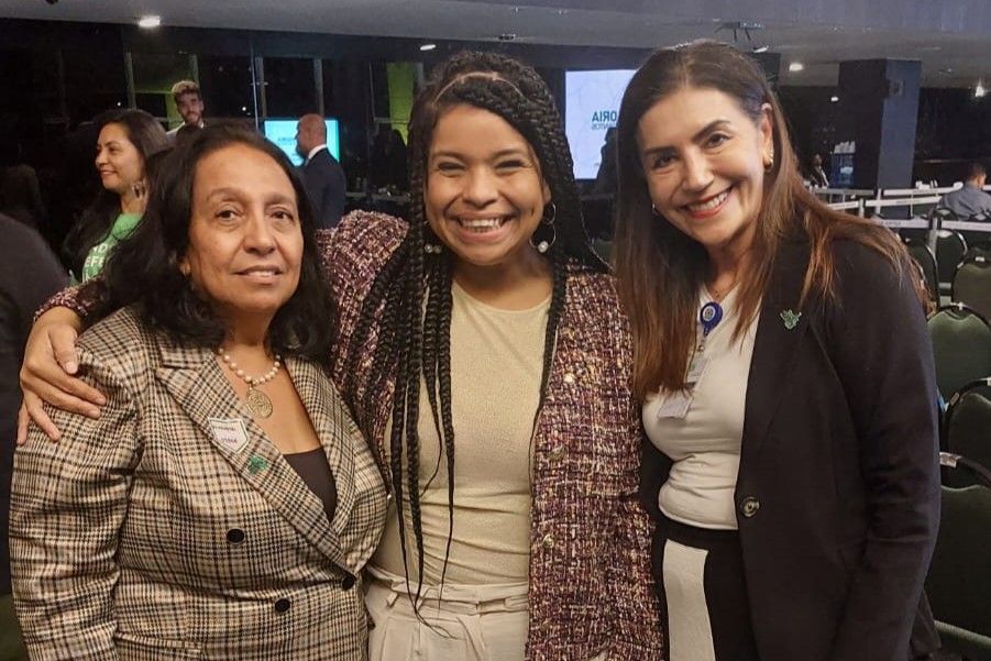 Leilamar Marinho (E) e Maria do Carmo Conta com a secretária nacional de Acesso à Justiça, Sheila de Carvalho