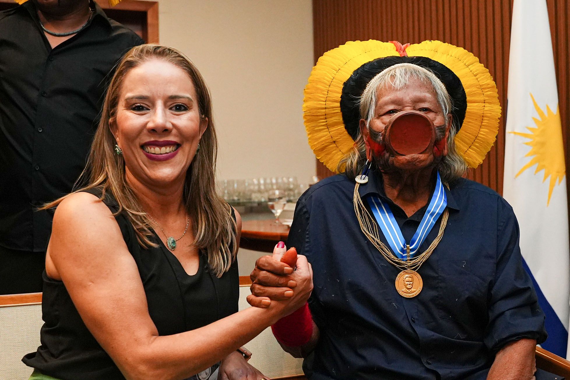 Letícia Amorim com o Cacique Raoni