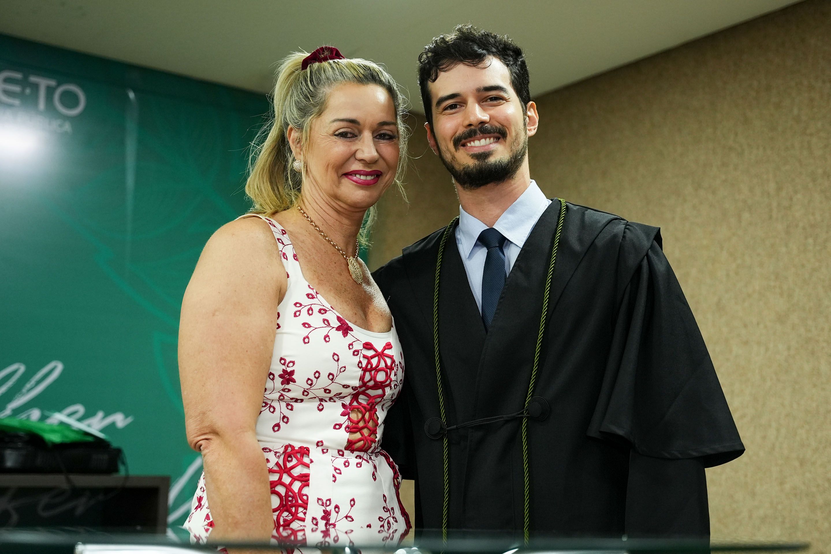 Davi Malveira e Estellmaris Postal após assinatura do termo de posse