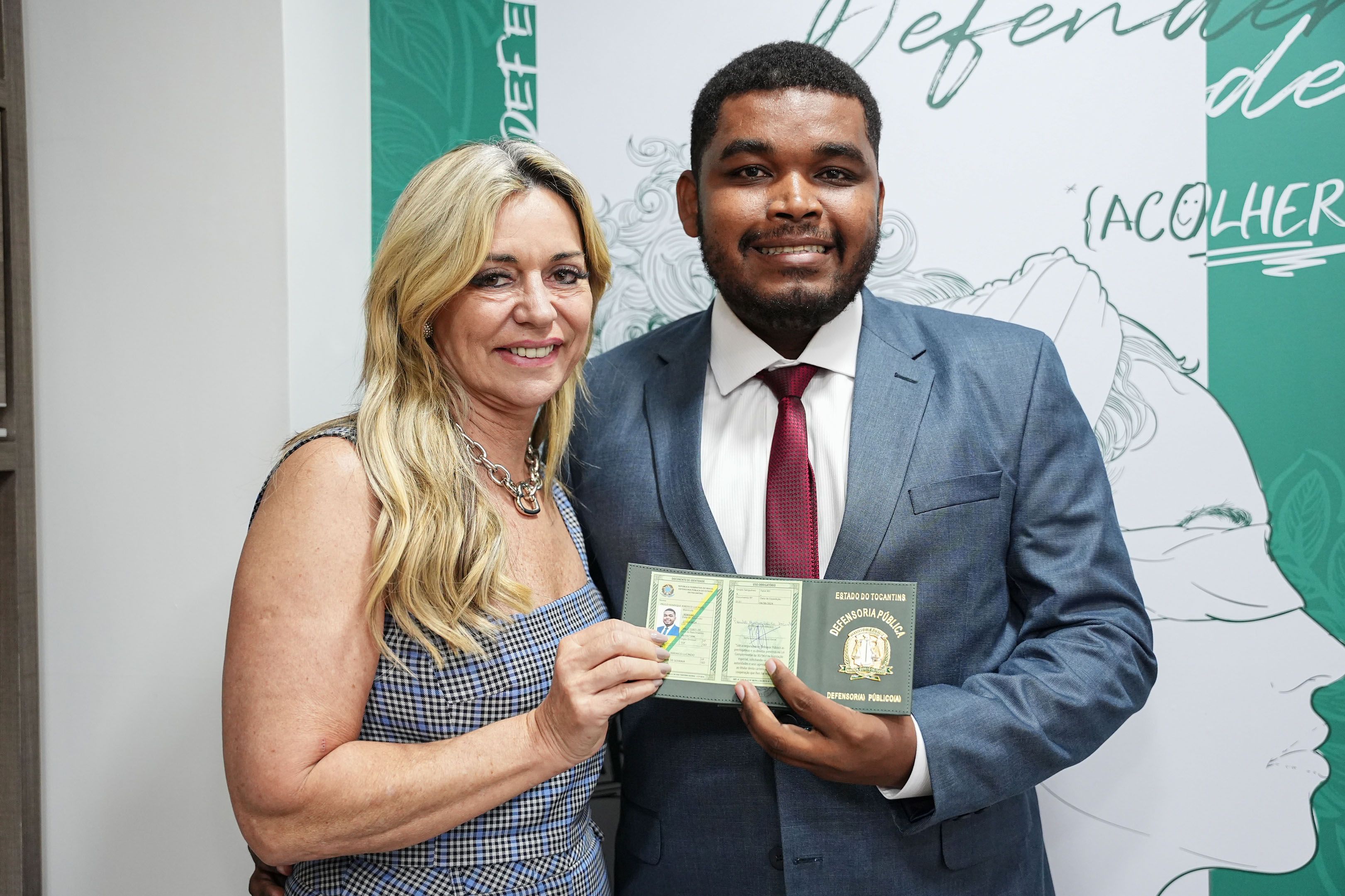 Paulo Henrique Américo Lucindo com Estellamaris Postal após receber a carteira funcional
