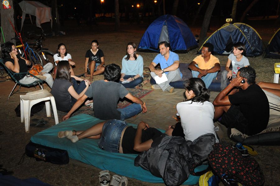 Defensora pública e coordenadora do Núcleo de Defesa dos Direitos Humanos – NDDH, Elydia Leda Barros durante atendimento aos integrantes do movimento Ocupa Palmas.