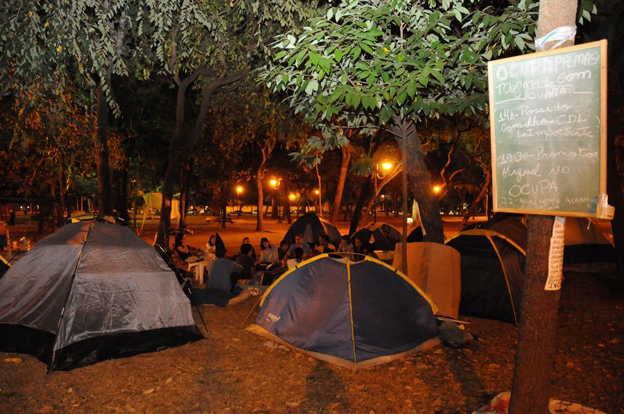 Defensora pública e coordenadora do Núcleo de Defesa dos Direitos Humanos – NDDH, Elydia Leda Barros durante atendimento aos integrantes do movimento Ocupa Palmas.