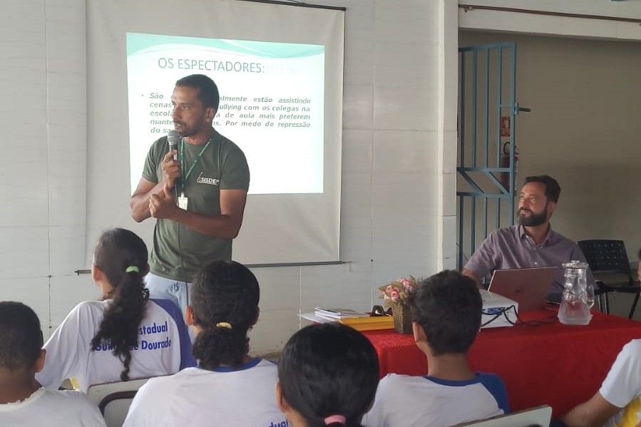 Os profissionais trabalharam a temática cultura de paz e combate ao bullying