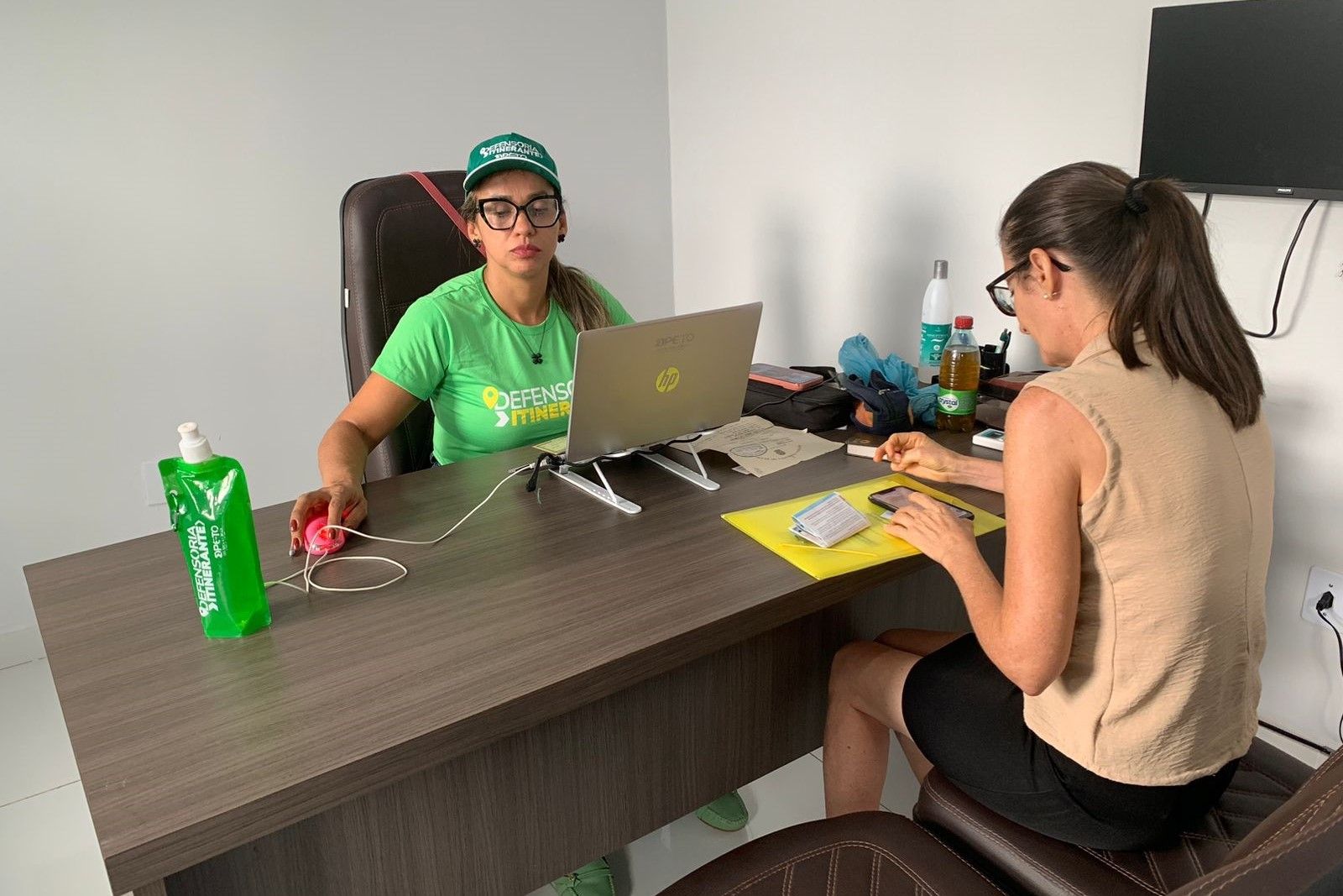 Defensora pública Chárlita Teixeira em atendimento no itinerante