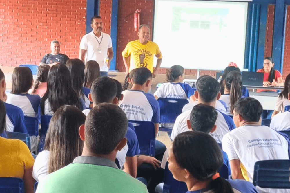 Com os presentes o pedagogo abordou sobre as implicações emocionais, físicas, sociais e legais da prática do bullying.