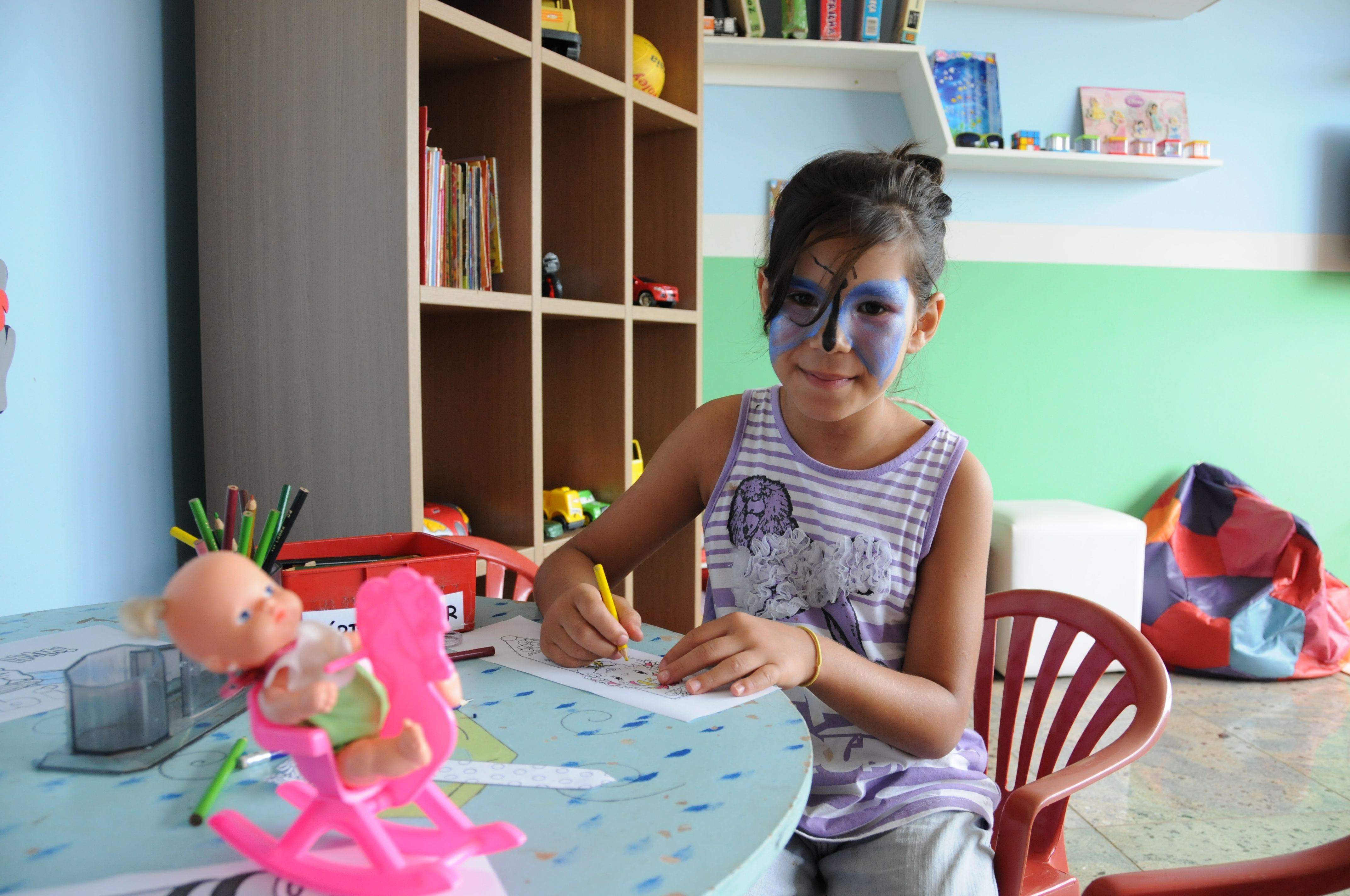 A menina brinca enquanto os pais são atendidos