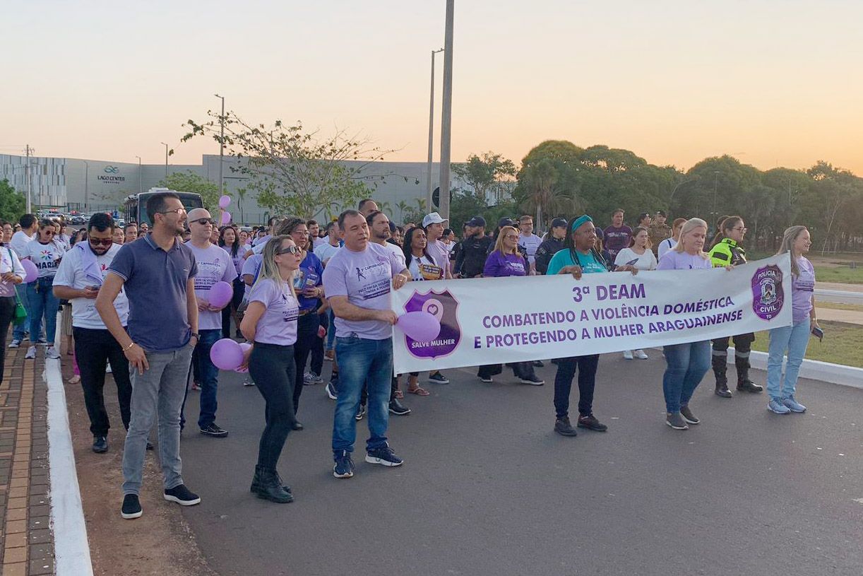 Participaram da caminhada membros da rede de proteção de Araguaína aos direitos da mulher e pela população presente.