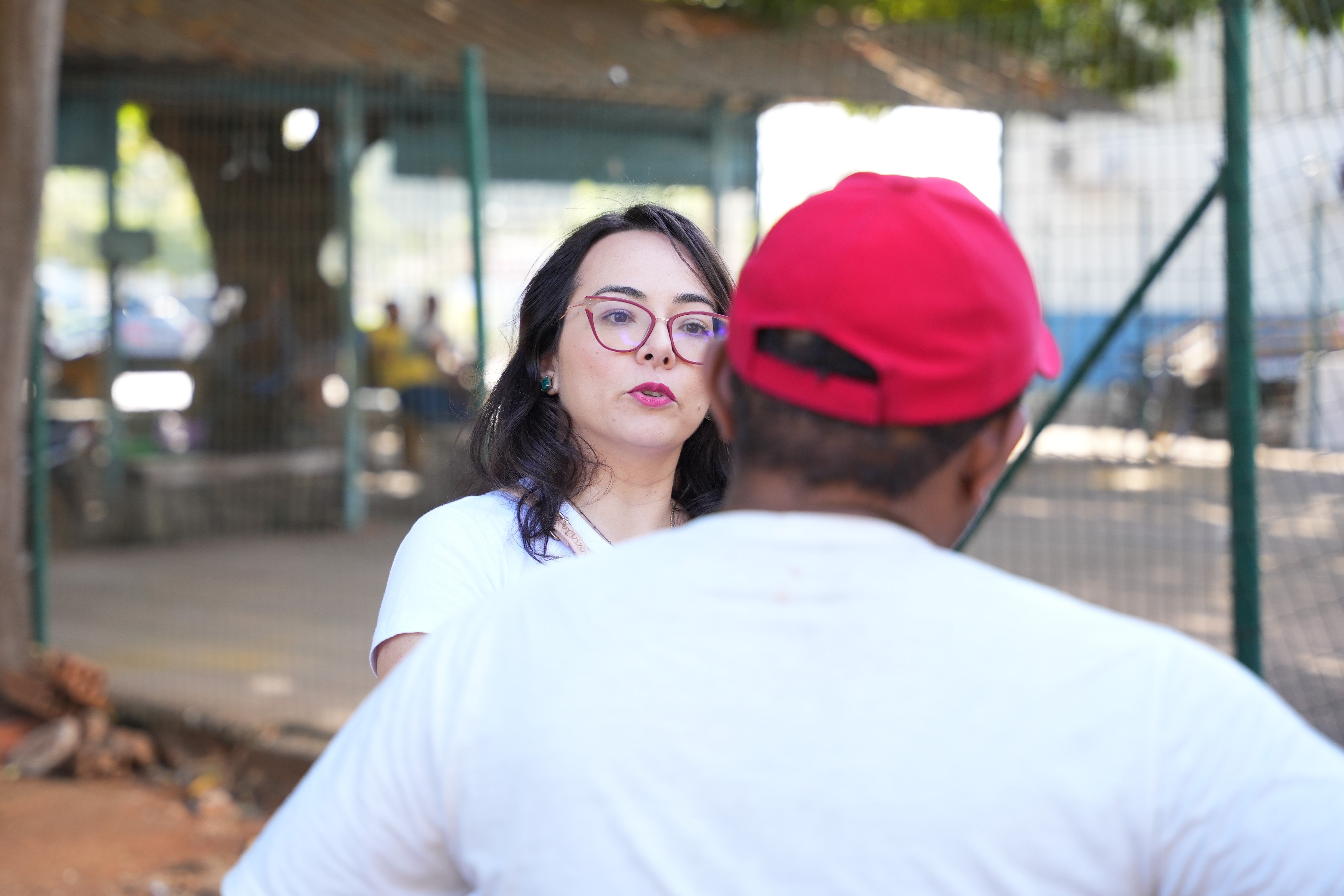 Defensora pública Karla Letícia em atendimento na ação em Porto Nacional
