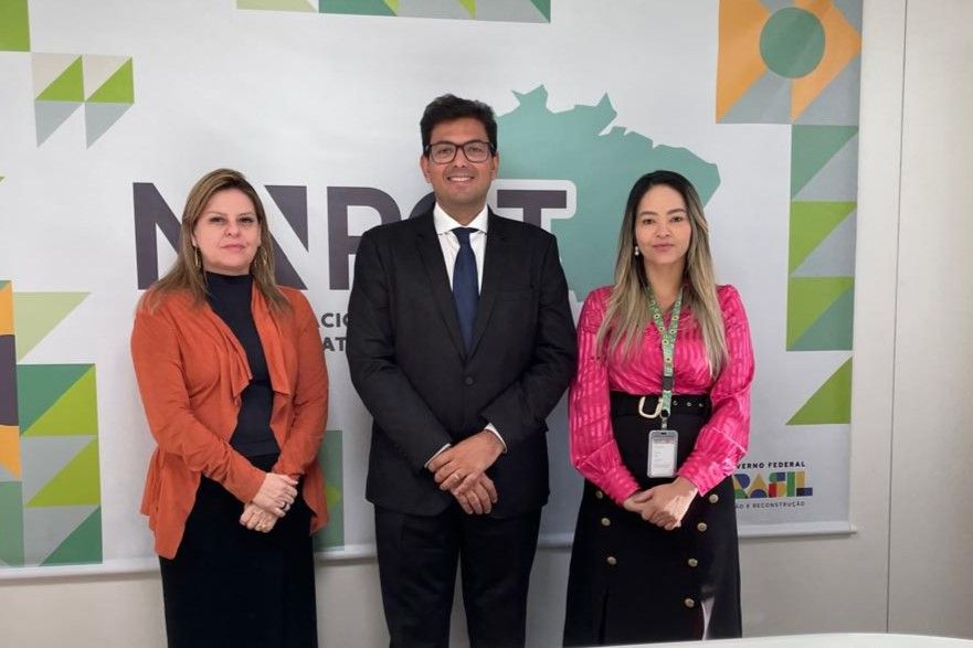 Fabrício Brito com as peritas do MNPCT, Ana Valeska (E) e Ronilda Lopes