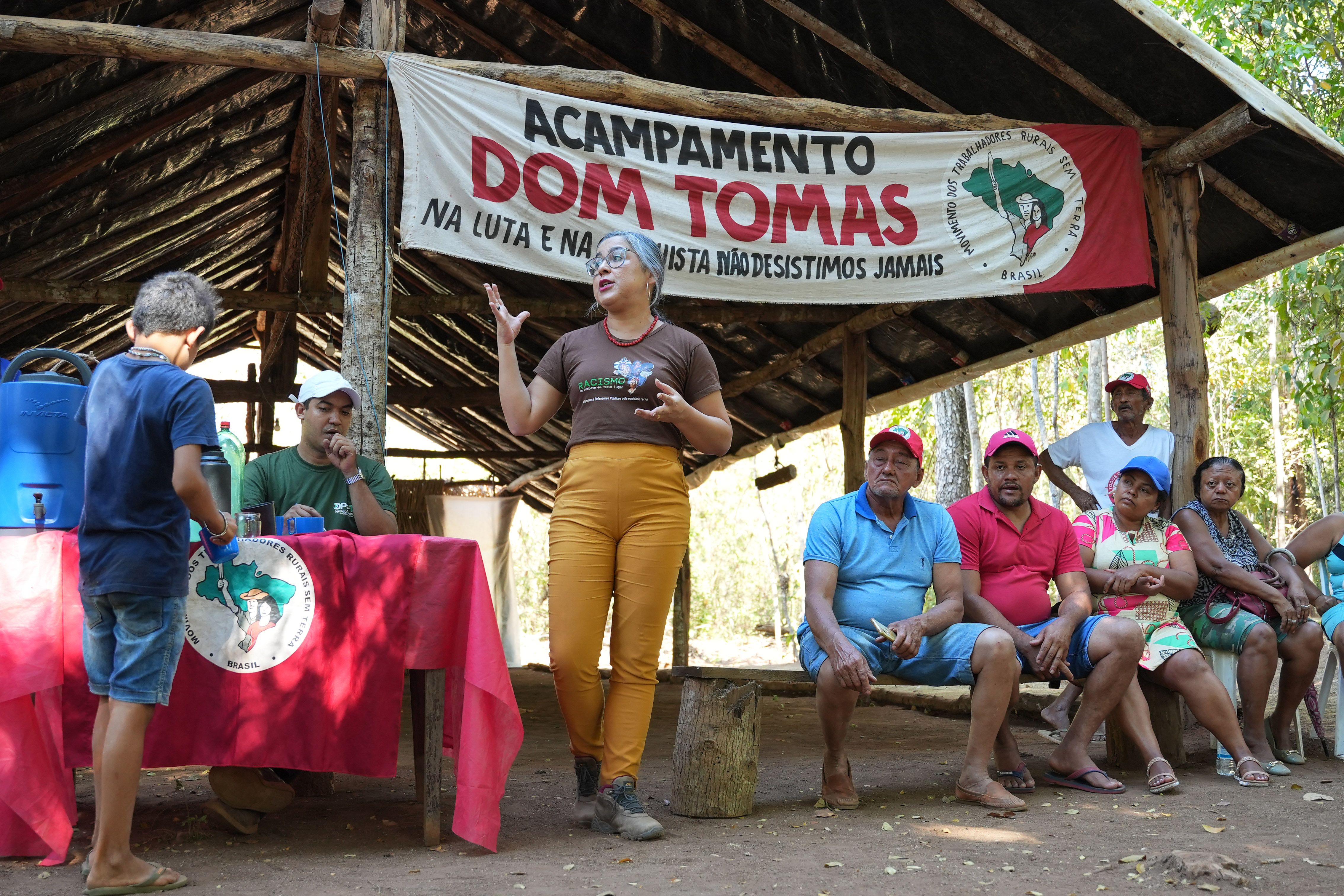 Defensora pública Kenia Martins também discutiu com os moradores sobre o processo de reintegração de posse em uma área de interesse da União