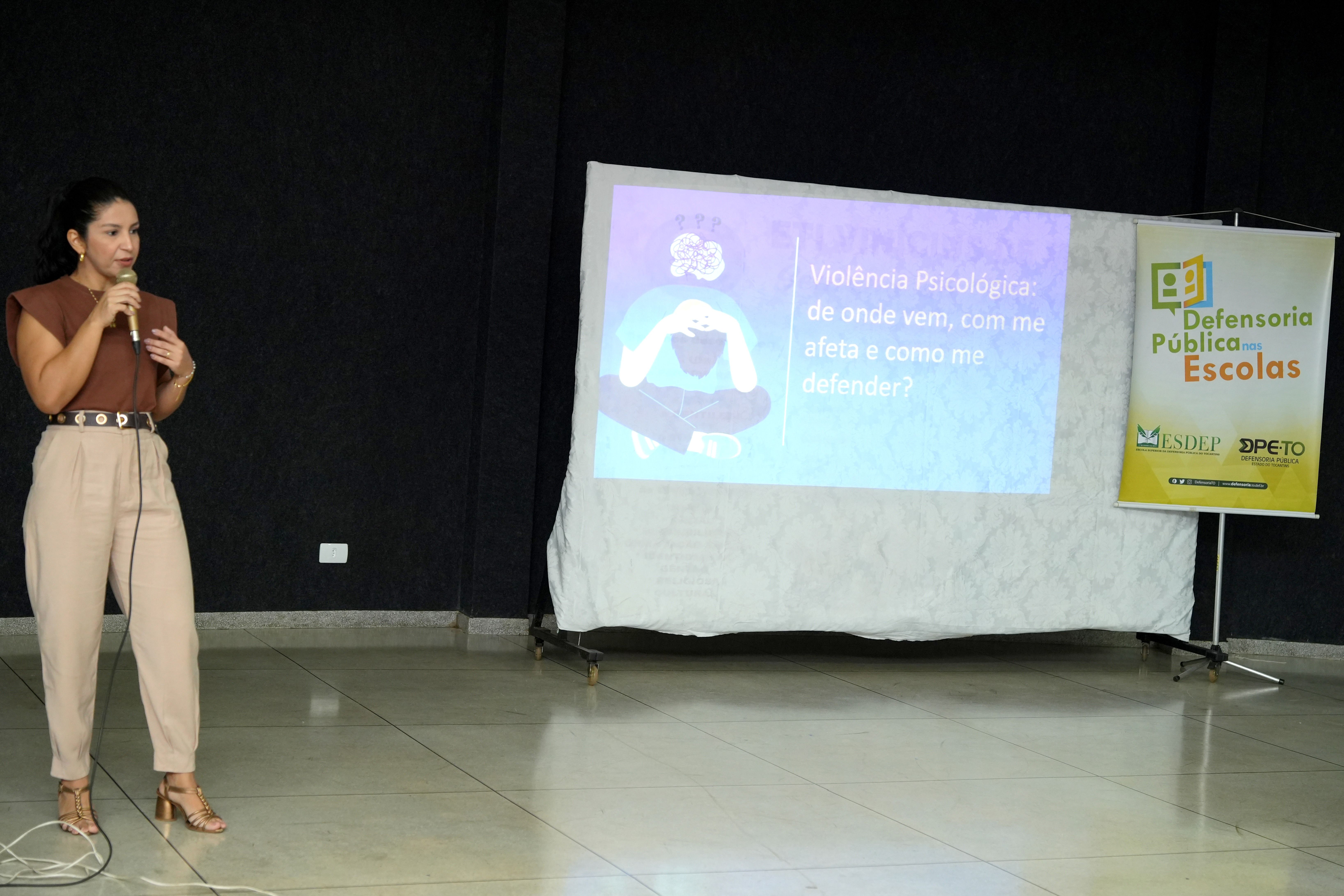 Foi responsável por ministrar os conteúdos da palestra a coordenadora da Equipe Multidisciplinar da DPE-TO, psicóloga Dayelly Nascimento