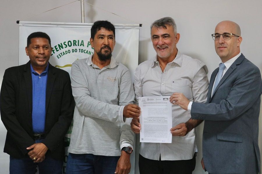 A assinatura do TAC contou com a presença de lideranças dos assentados