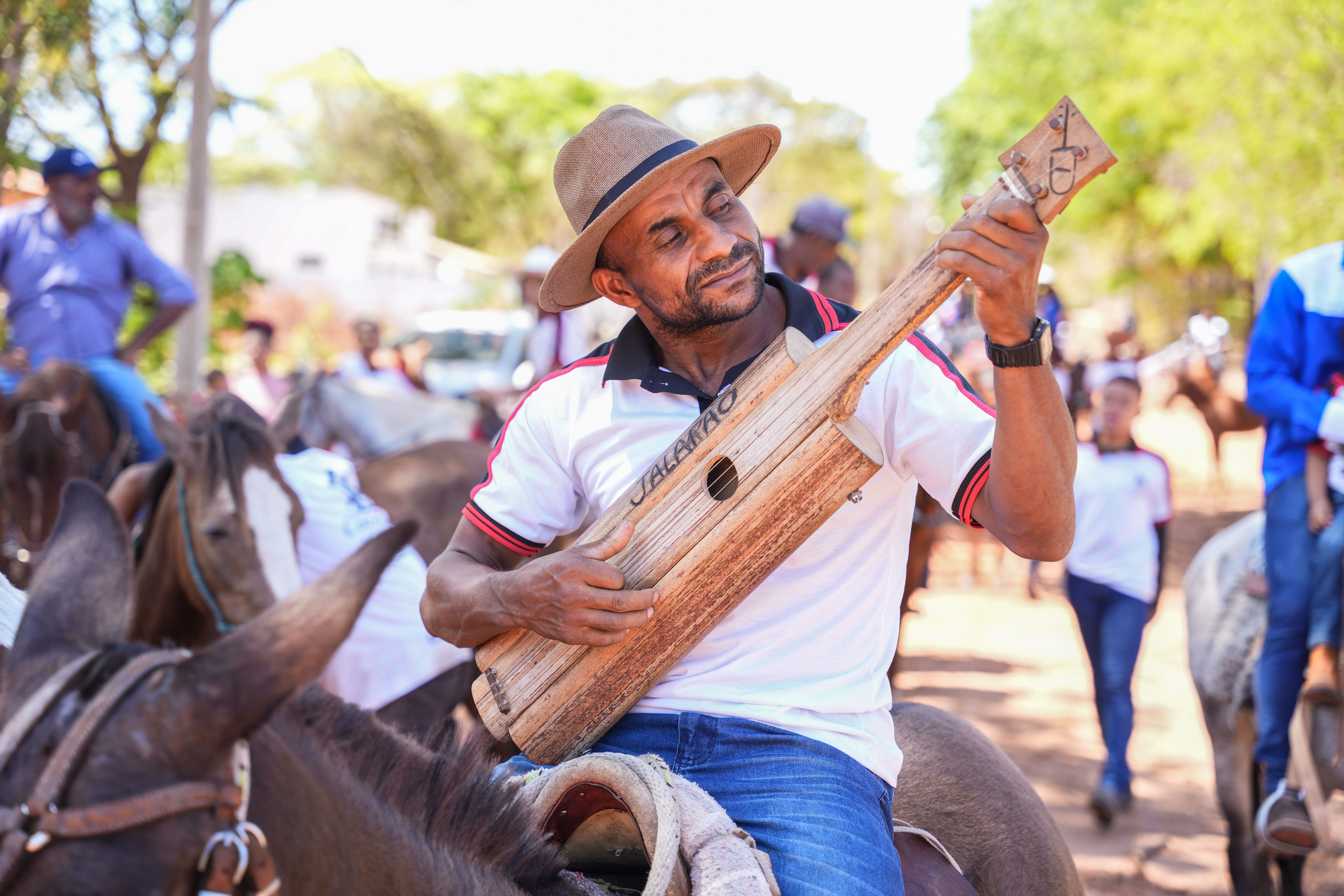 O mestre da viola Arnon participa da Cavalgada Dourada