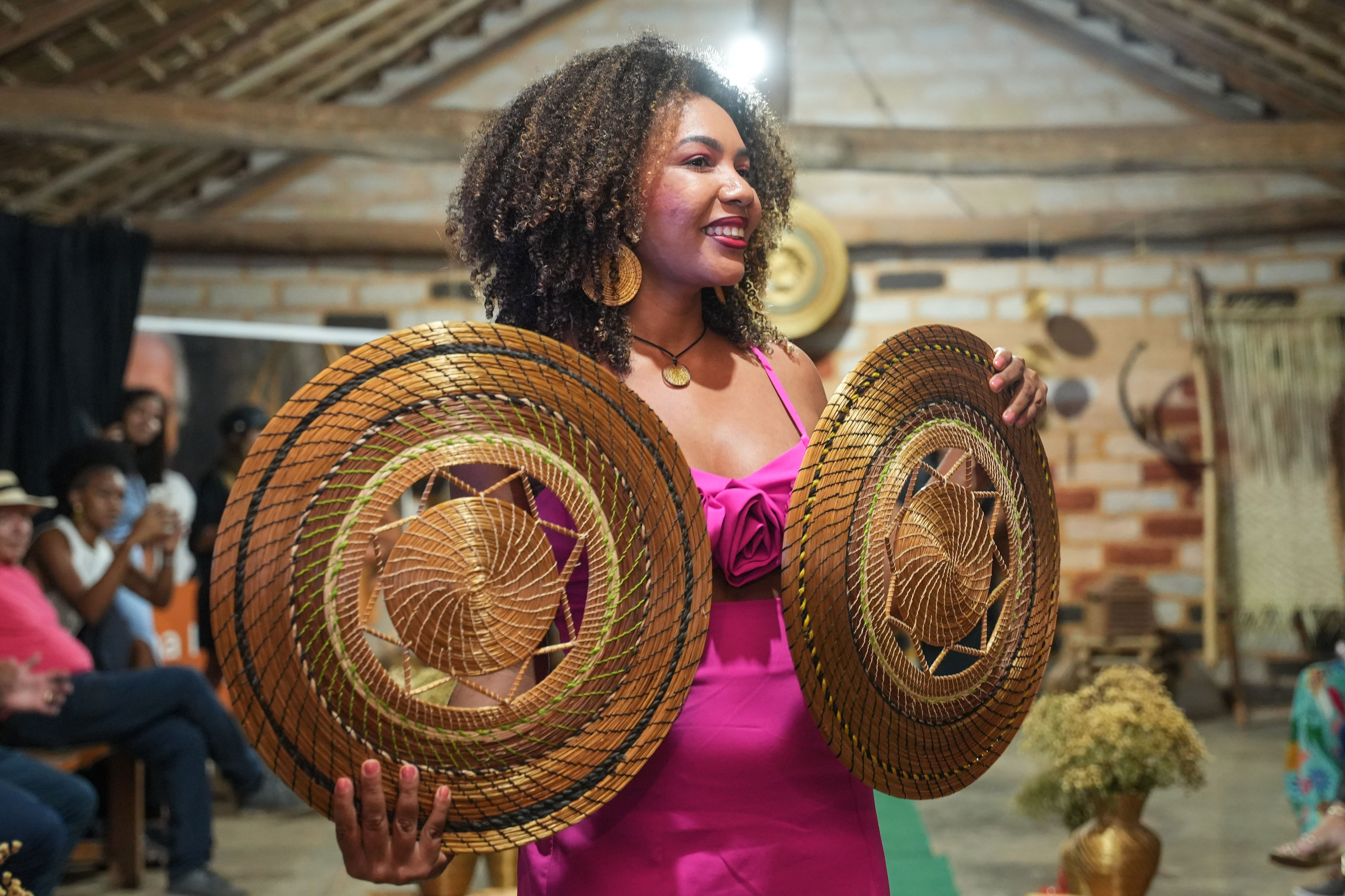 Jarlene apresenta mandalas e objetos feitos de seda tingida naturalmente