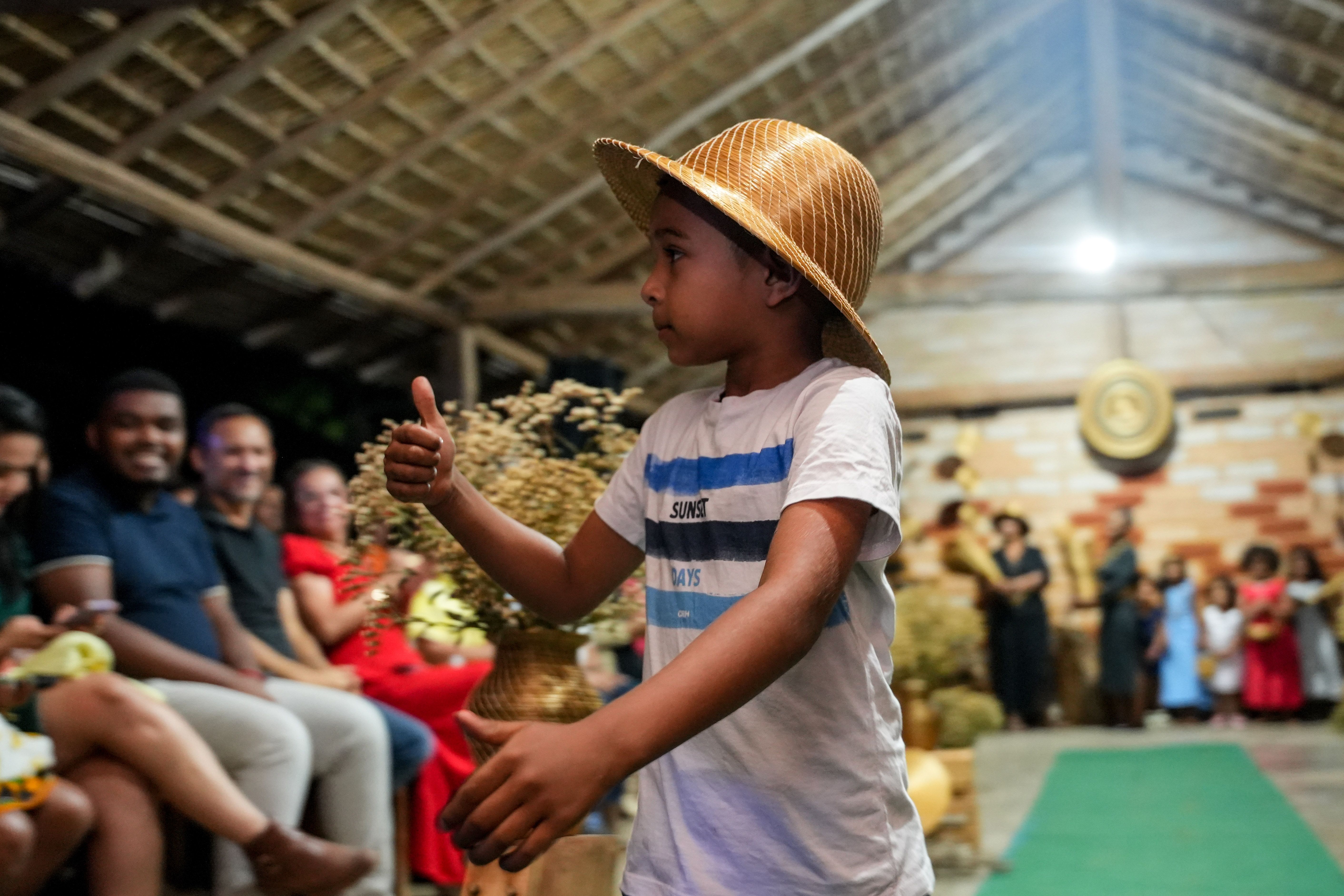 Enzo Gabriel apresenta um chapéu de capim dourado, uma das primeiras peças produzidas com esse material