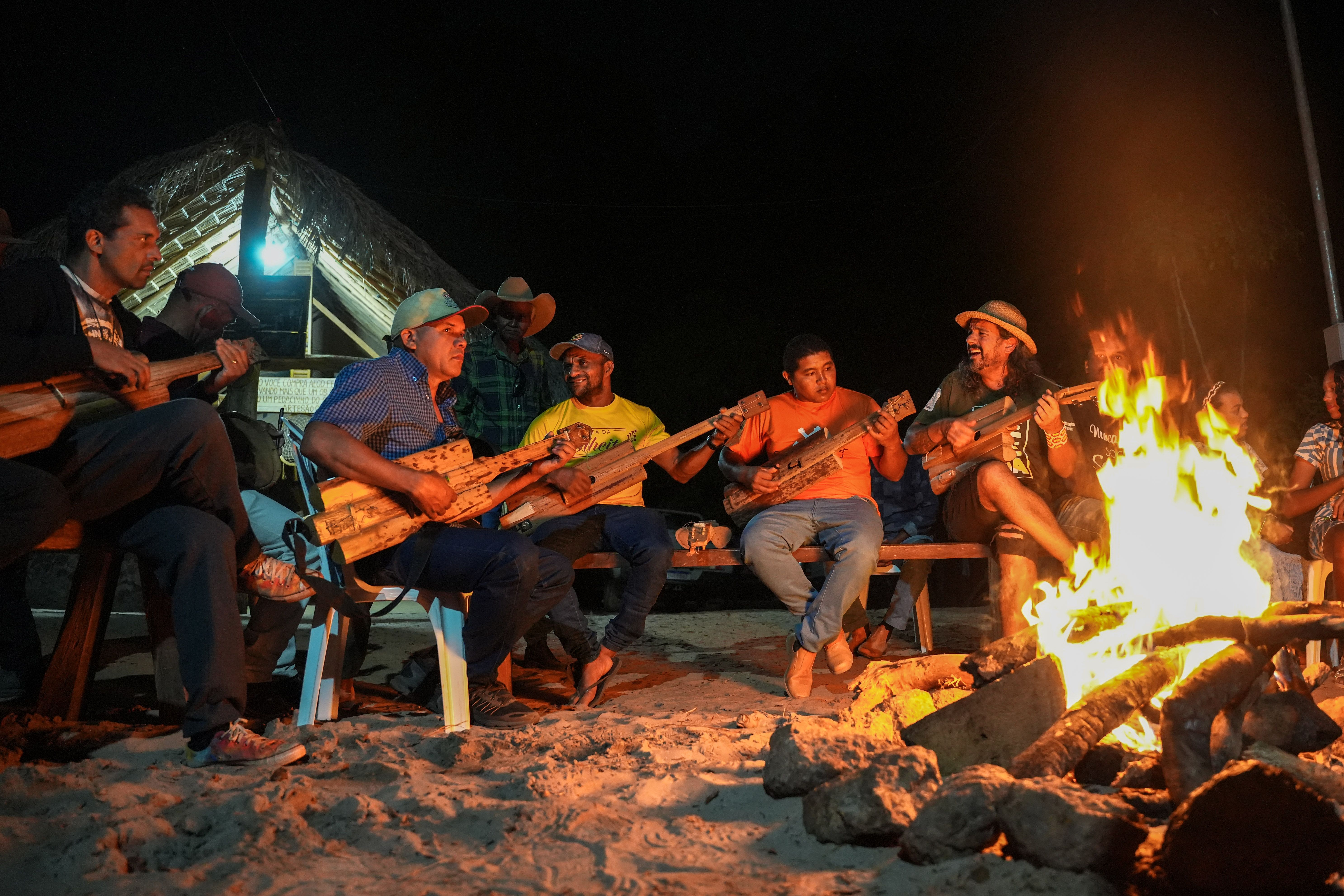 Em frente ao cantinho da viola de buriti, os violeiros do estado se reúnem para cantar e celebrar a festa da colheita