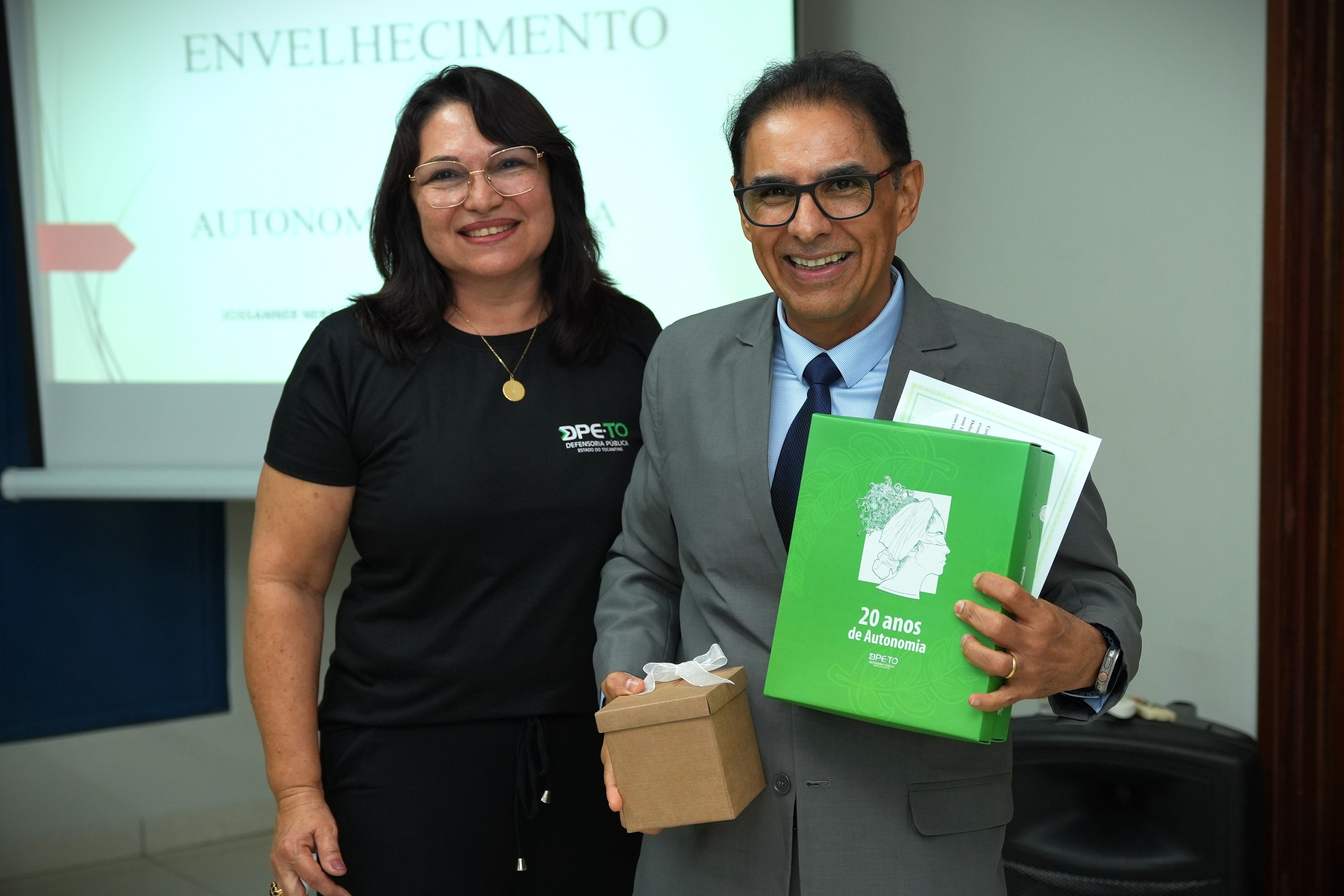 Os palestrantes também receberam kits da Defensoria Pública e certificados pela participação