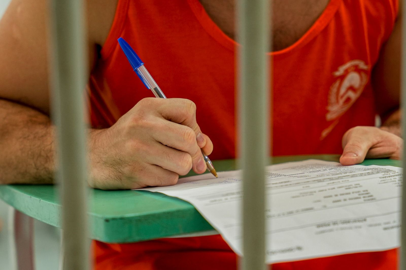 Durante os atendimentos, as pessoas presas são atualizadas do andamento do processo