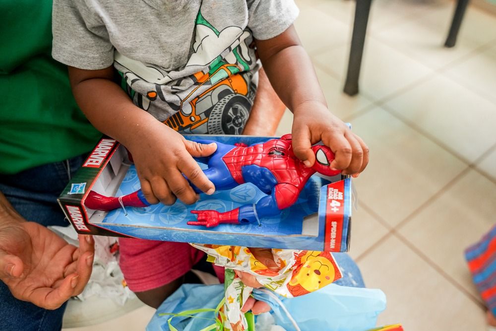 Crianças foram presenteadas pelos padrinhos