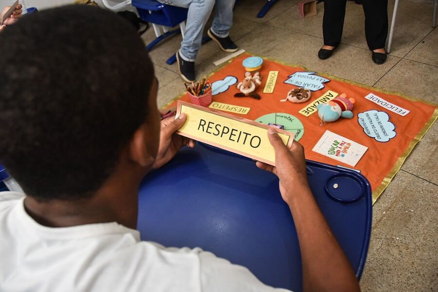 O projeto "Livrarte" oportuniza a adolescentes socioeducandos expressarem sentimentos, ideias e conceitos por meio da arte
