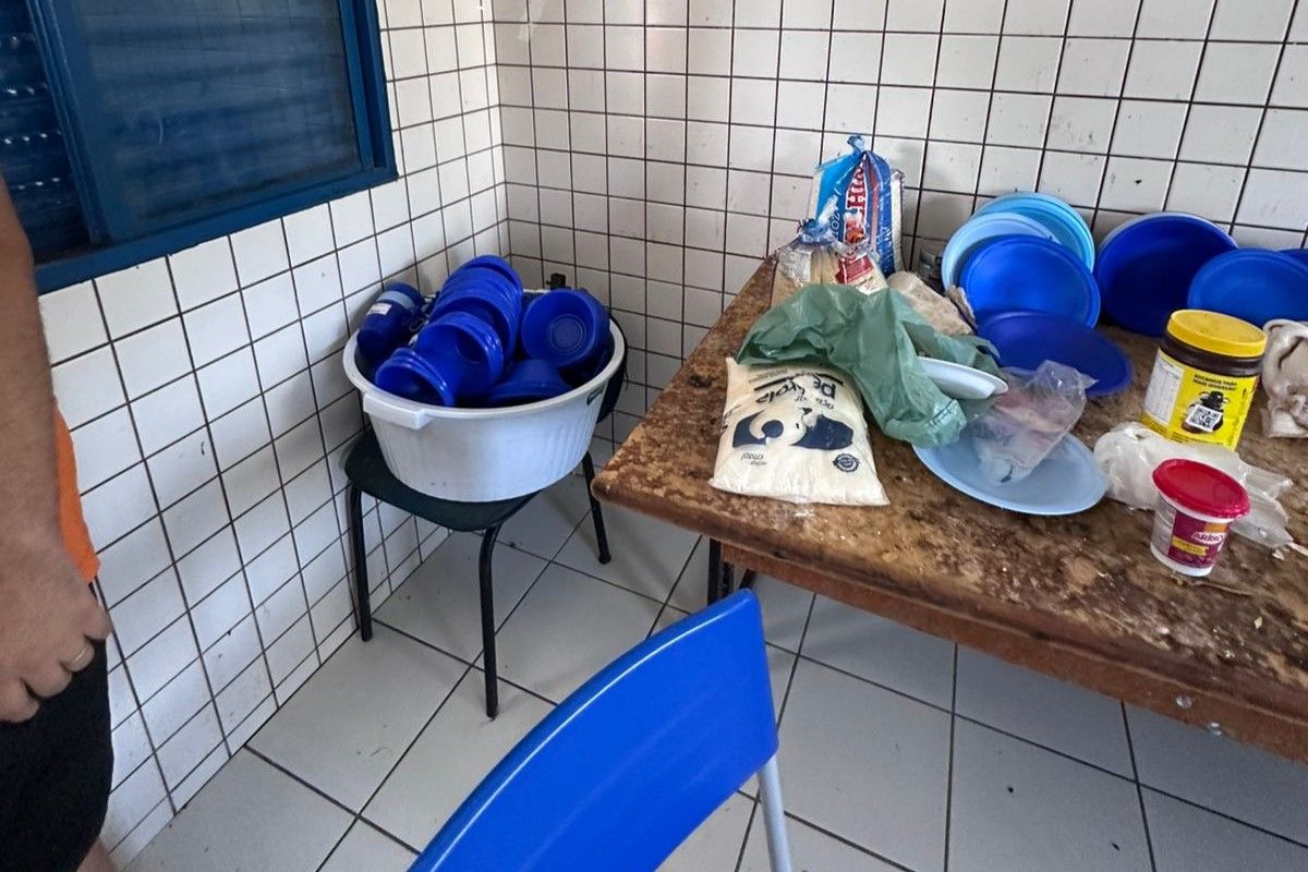 Durante vistoria, o Nucora observou que a estrutura da cozinha não é adequada para manusear alimentos, pois não há bancadas ou mesas em condições de uso