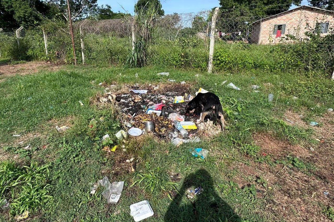 Falta de coleta de lixo também é um problema enfrentado na aldeia