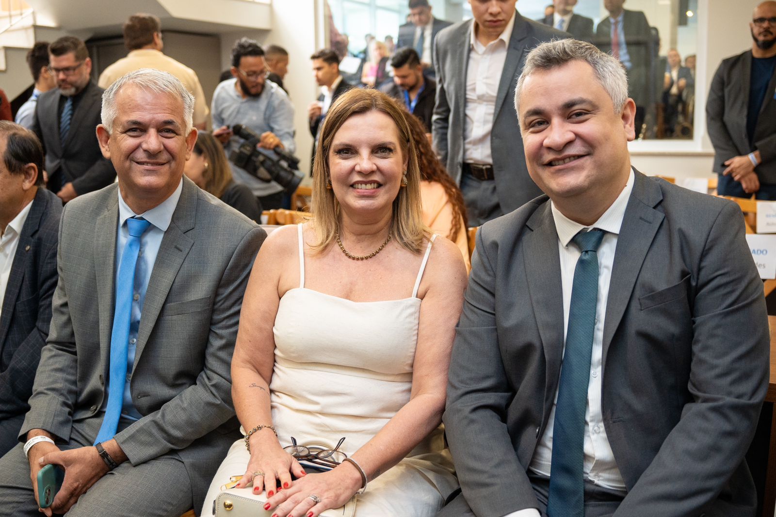 Pedro Alexandre, ao lado da deputada estadual Claudia Lelis e do secretário de Estado da Agricultura e Pecuária do Tocantins, Jaime Café (E), na solenidade de posse de vereadoras e vereadores de Palmas