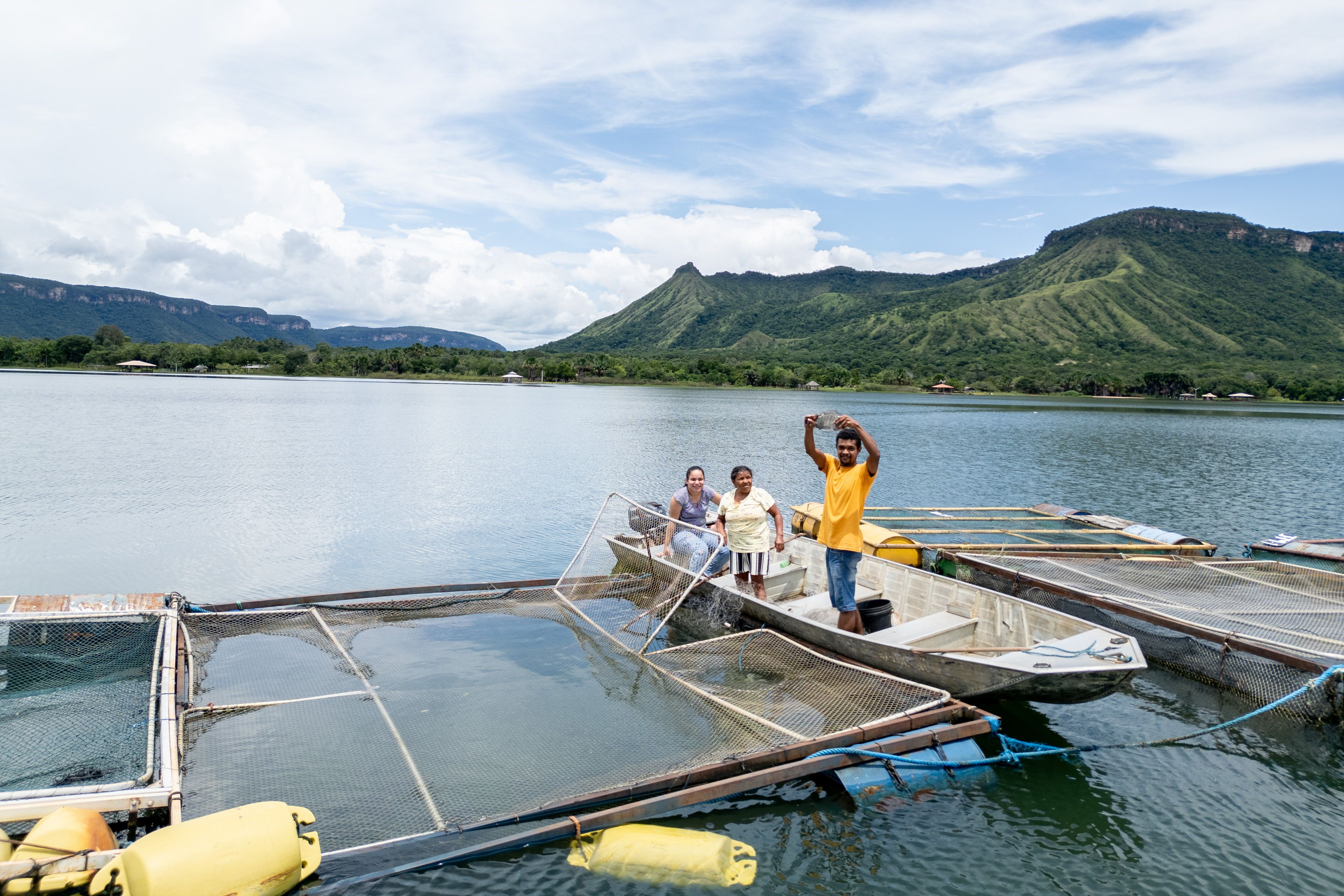 Os aquicultores desenvolvem a produção de peixes como tilápia, piau-açu e caranha.