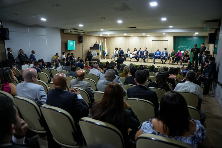 A solenidade foi prestigiada por defensoras(es), servidoras(es), autoridades e familiares do Defensor Público-Geral.