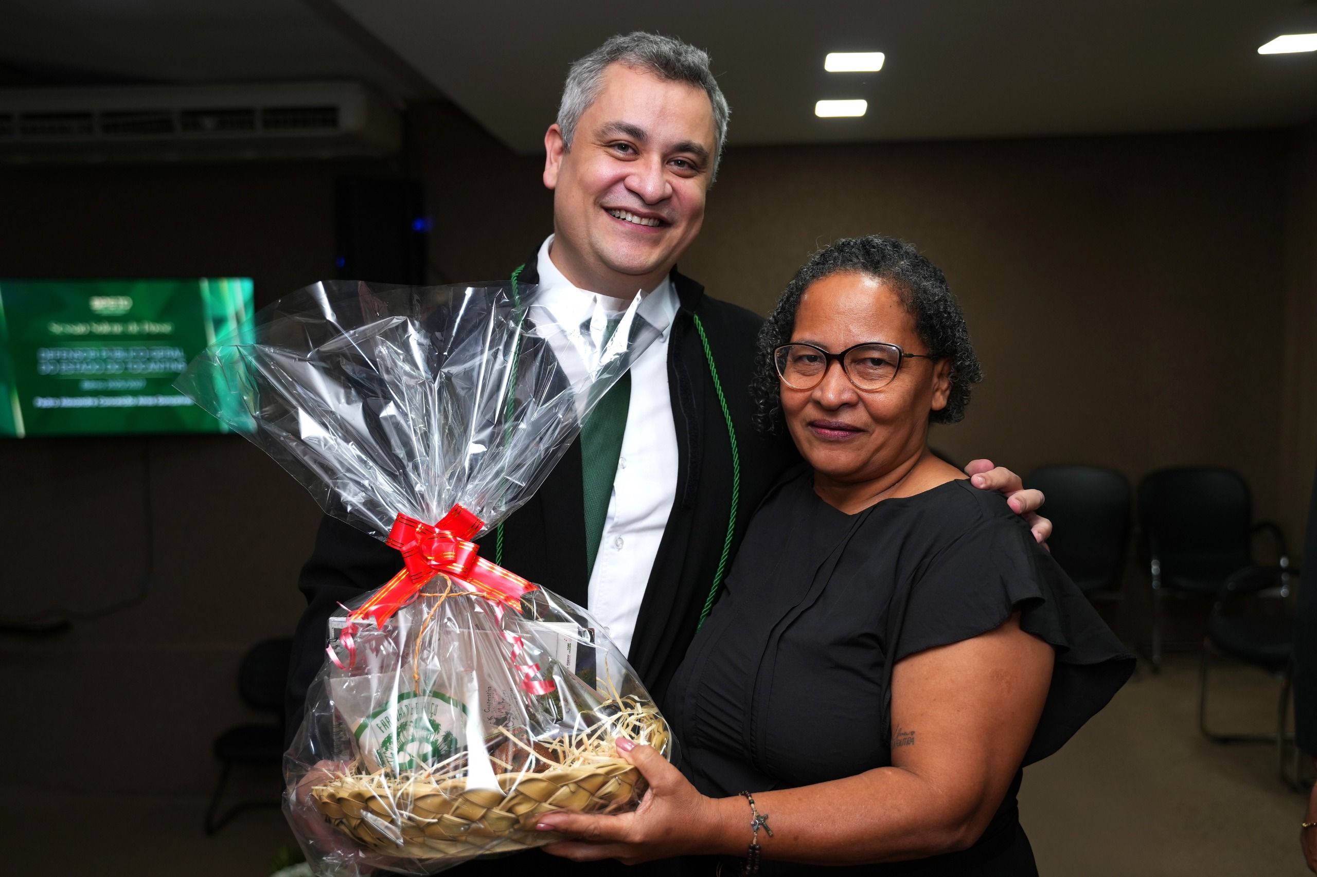 Representante do Movimento Interestadual das Quebradeiras de Coco Babaçu, Conceição Barbosa da Silva, presenteou Pedro Alexandre com um kit especial produzido pela comunidade