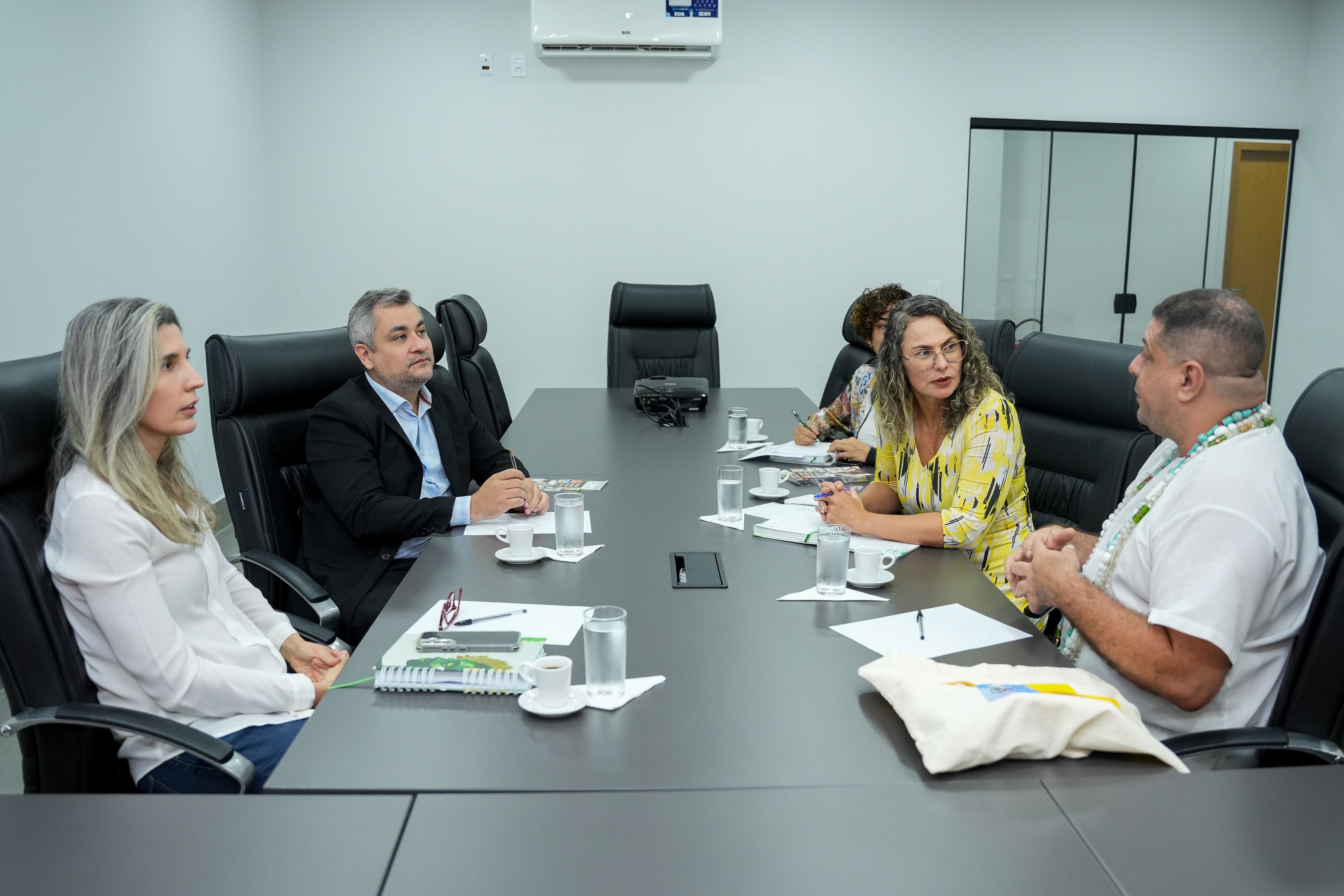 Pai de santo e líder da comunidade de terreiro Té Ode Oya, William Vieira, foi recebido no gabinete do Defensor Público-Geral