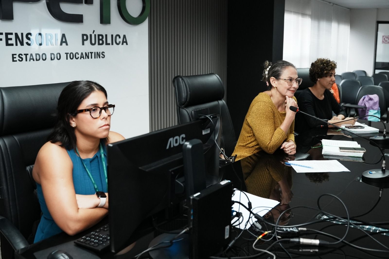 A Coordenadora do NDDH, que estava acompanhada da assessora do Núcleo, Liz Marina Regis Ribeiro, e da estagiária Maria Clara Tavares.