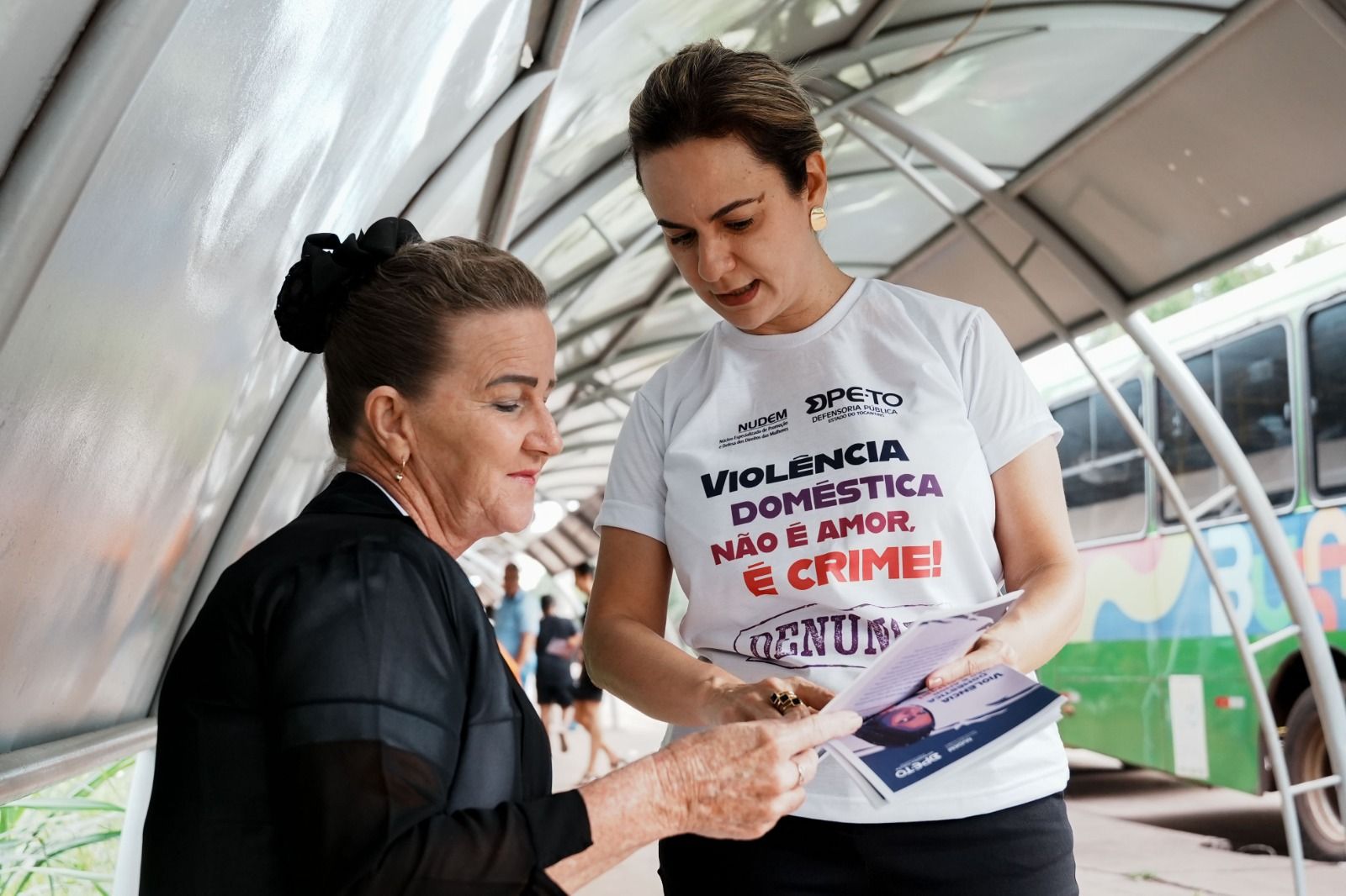 Foram distribuídos materiais informativos com o tema “Violência doméstica não é amar, é crime!”