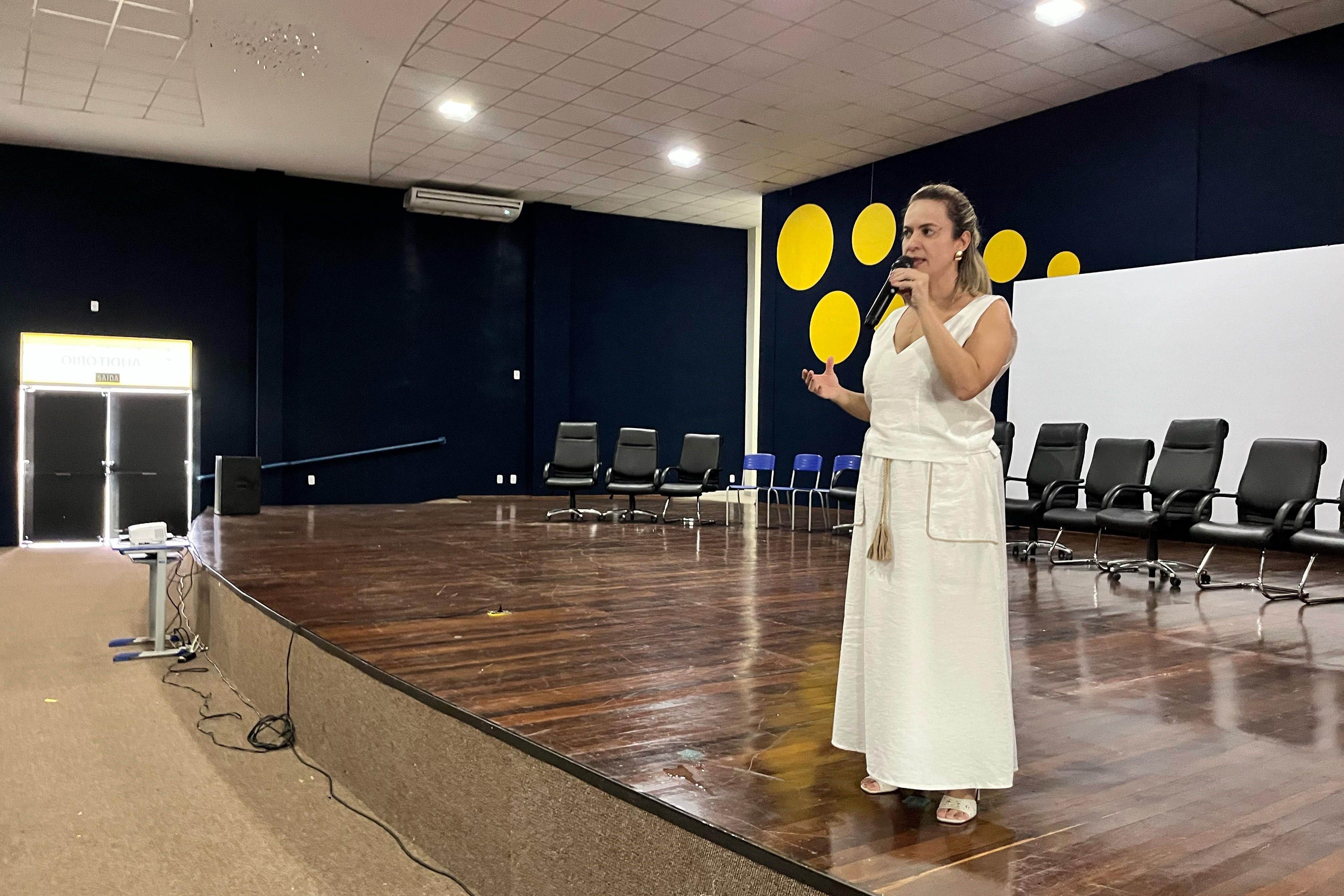 Pollyana Assunção conversou com estudantes do Colégio Militar sobre violência doméstica