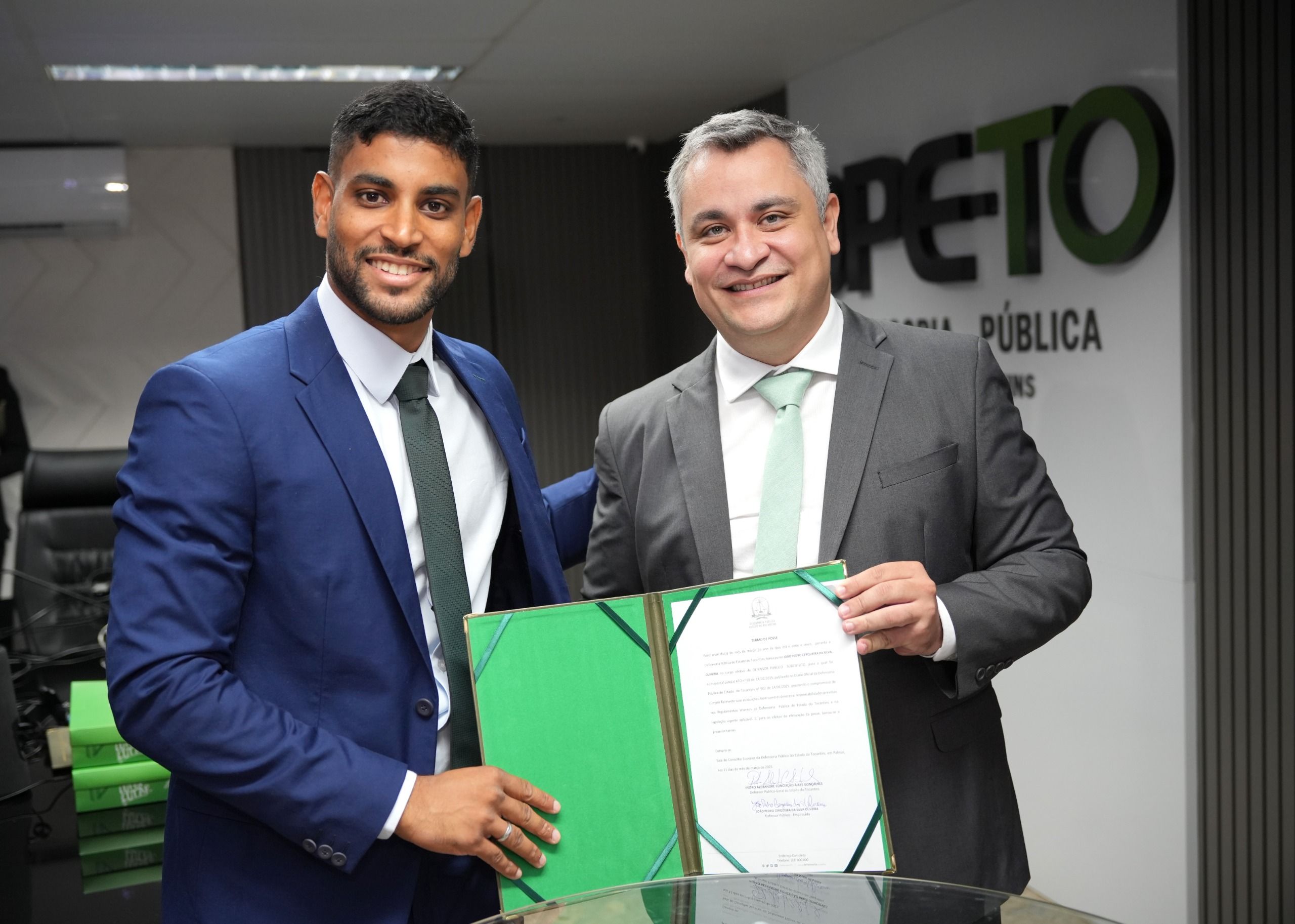 Ao lado do Defensor Público-Geral, João Pedro com o termo de posse