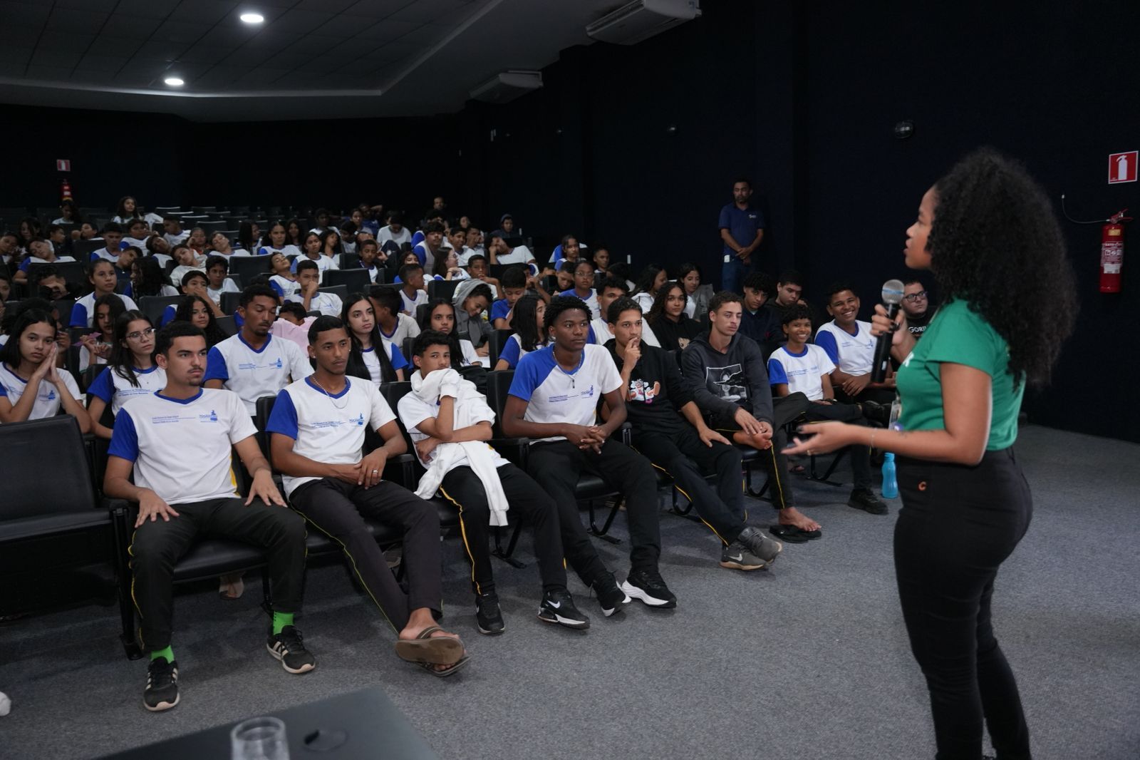A assessora do Nucora, Aline Silva, conversou com os adolescentes e jovens sobre as diversas formas que o racismo se manifesta na sociedade