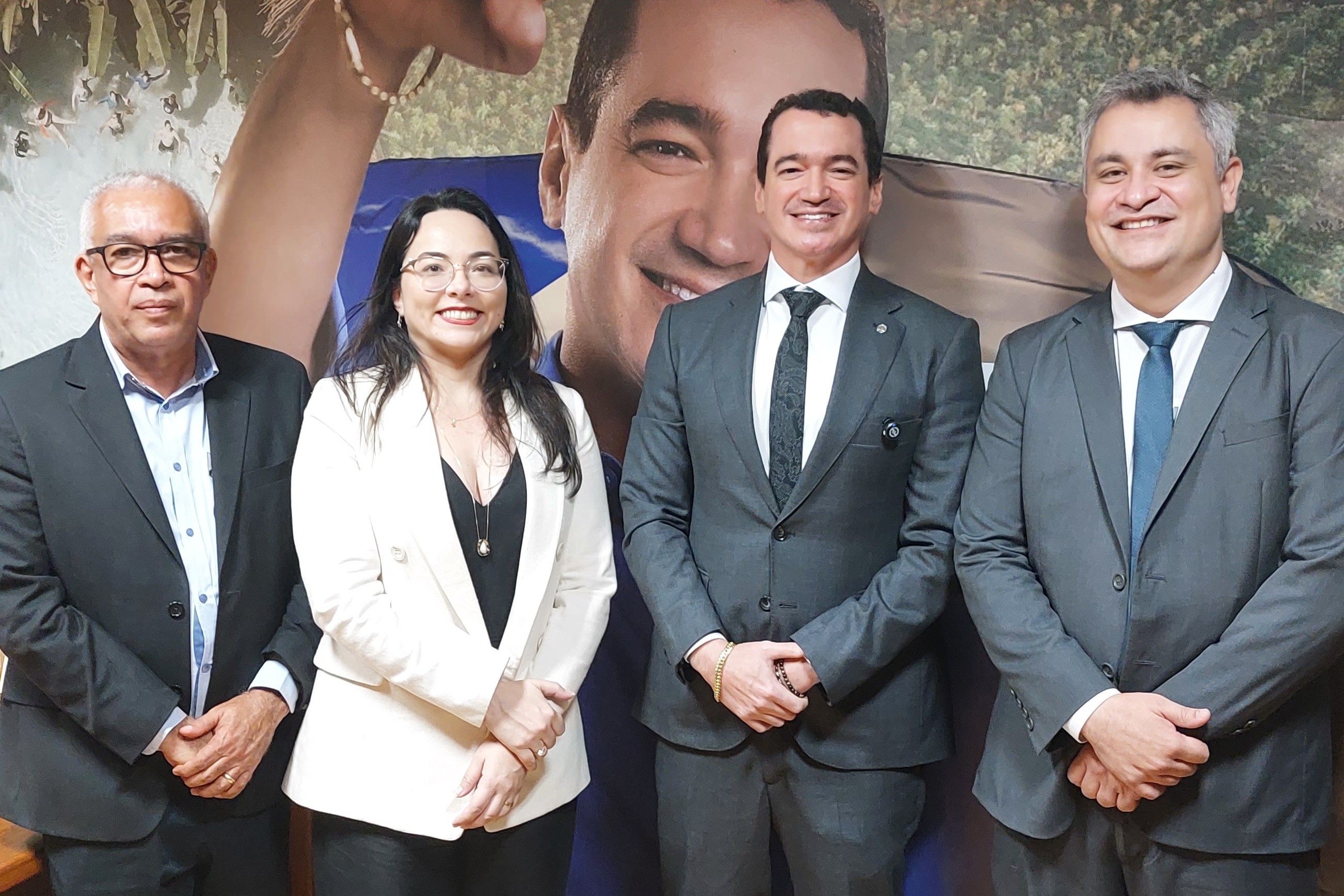 Pedro Alexandre (D) e o deputado federal Alexandre Guimarães, juntamente com Marcello Tomaz (E) e Karla Letícia