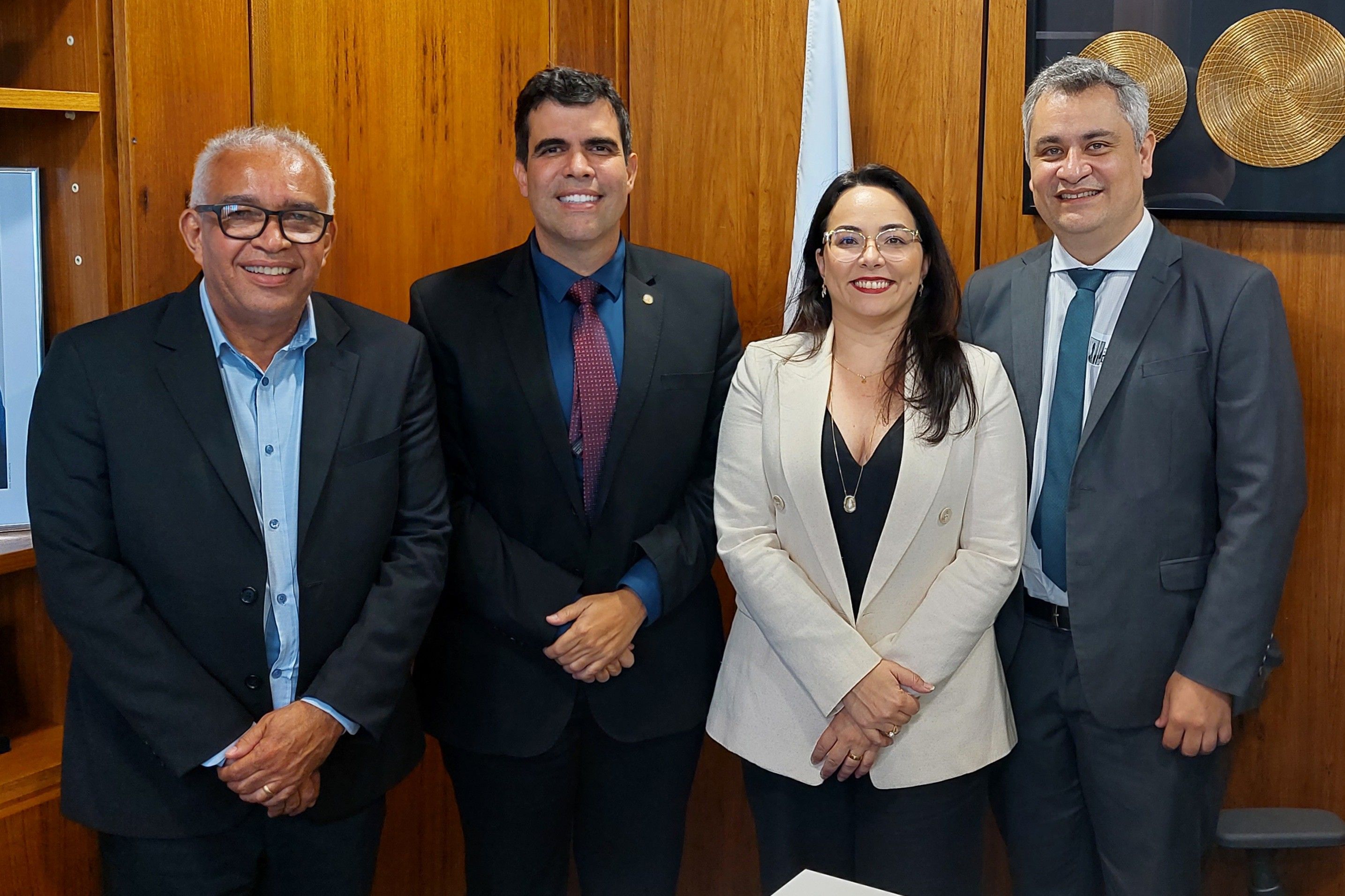Deputado Ricardo Ayres, em seu Gabinete, com Pedro Alexandre (D),  Marcello Tomaz (E) e Karla Letícia (Adpeto)