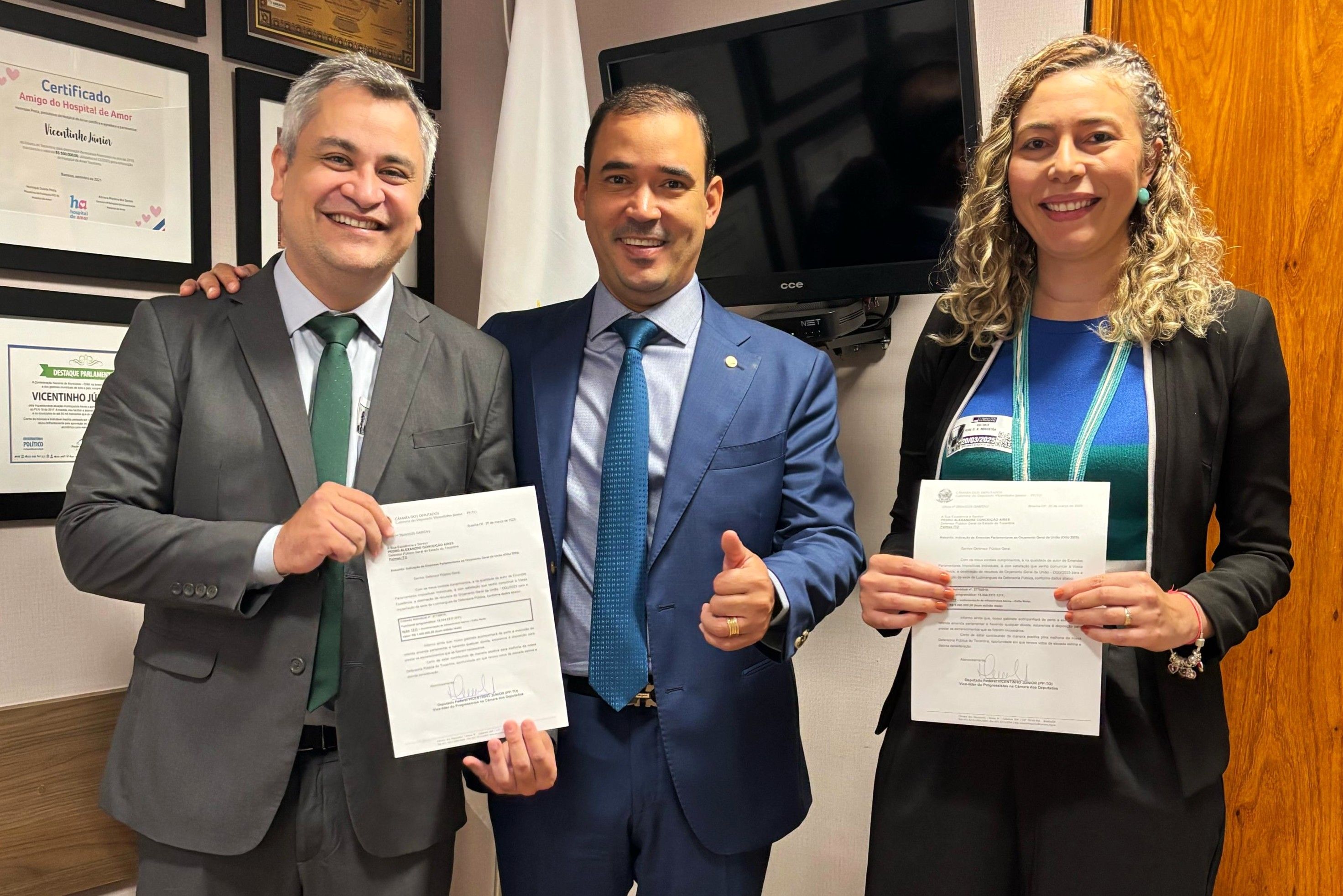 Pedro Alexandre (E) e Rose Dayanne, da DPE-TO, com o deputado federal Vicentinho Junior, que entregou  o espelho da emenda parlamentar destinada ao Econúcleo de Luzimangues