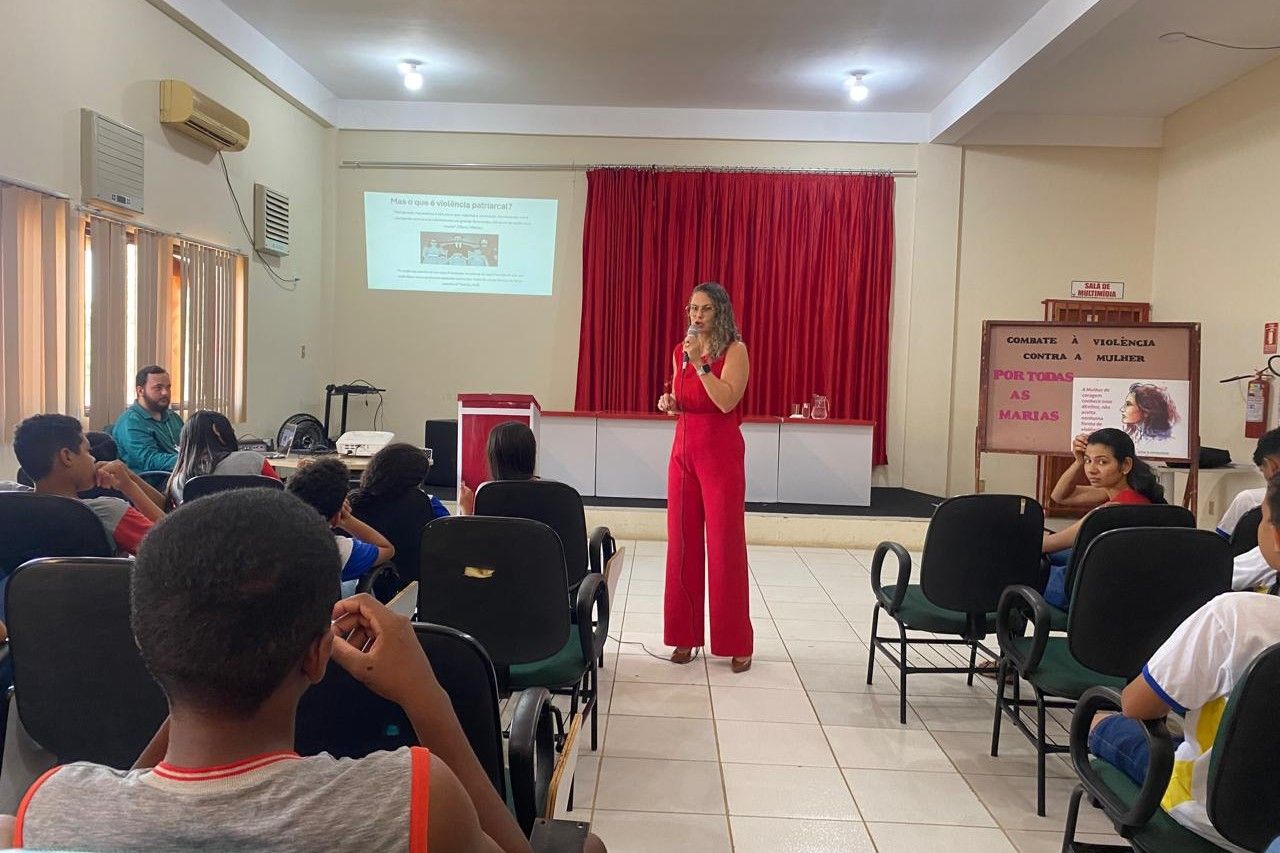 Defensora pública Franciana Di Fátima Cardoso Costa ministrou uma palestra sobre violência de gênero