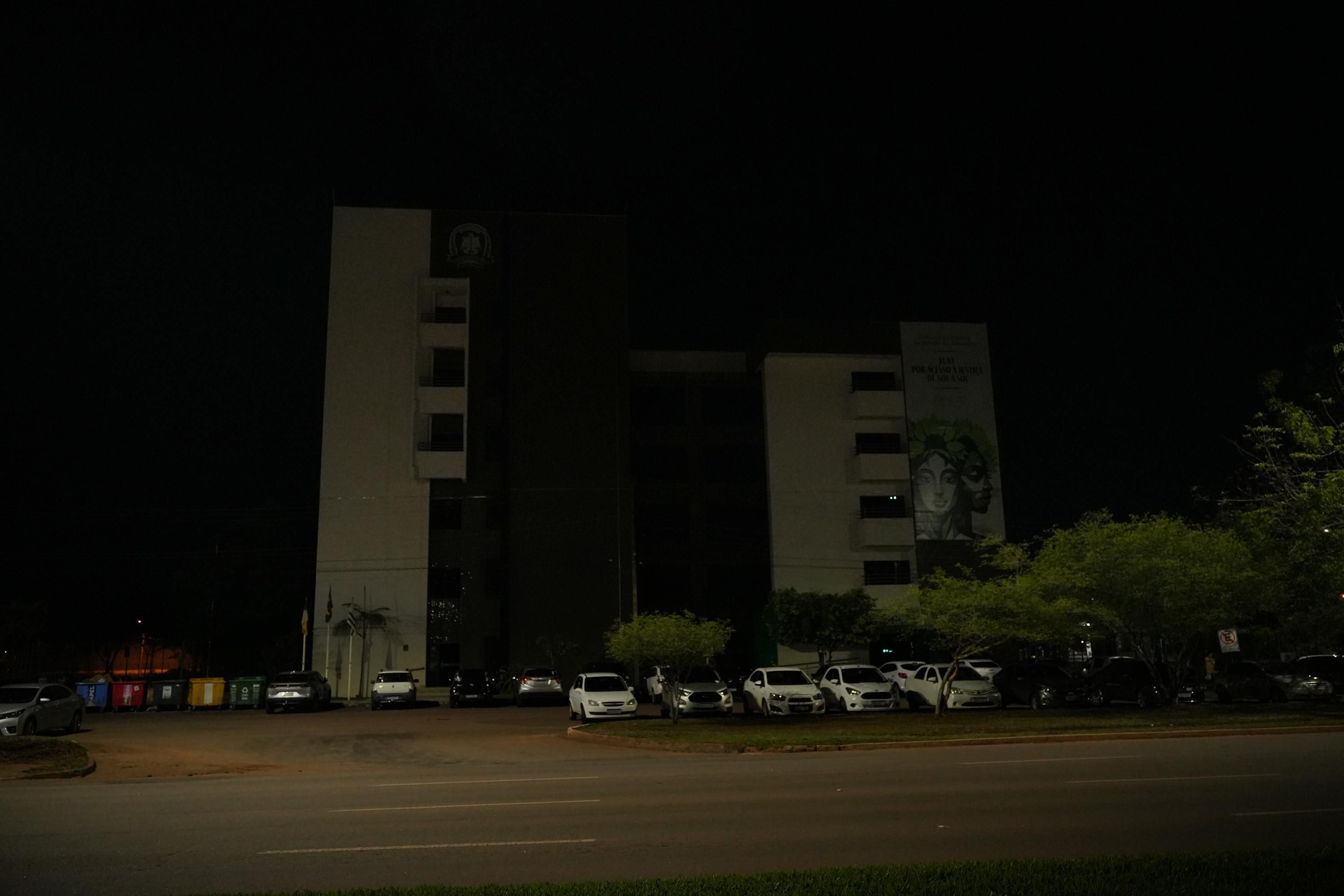 Iluminação foi apagada em alusão ao movimento mundial "A Hora do Planeta"