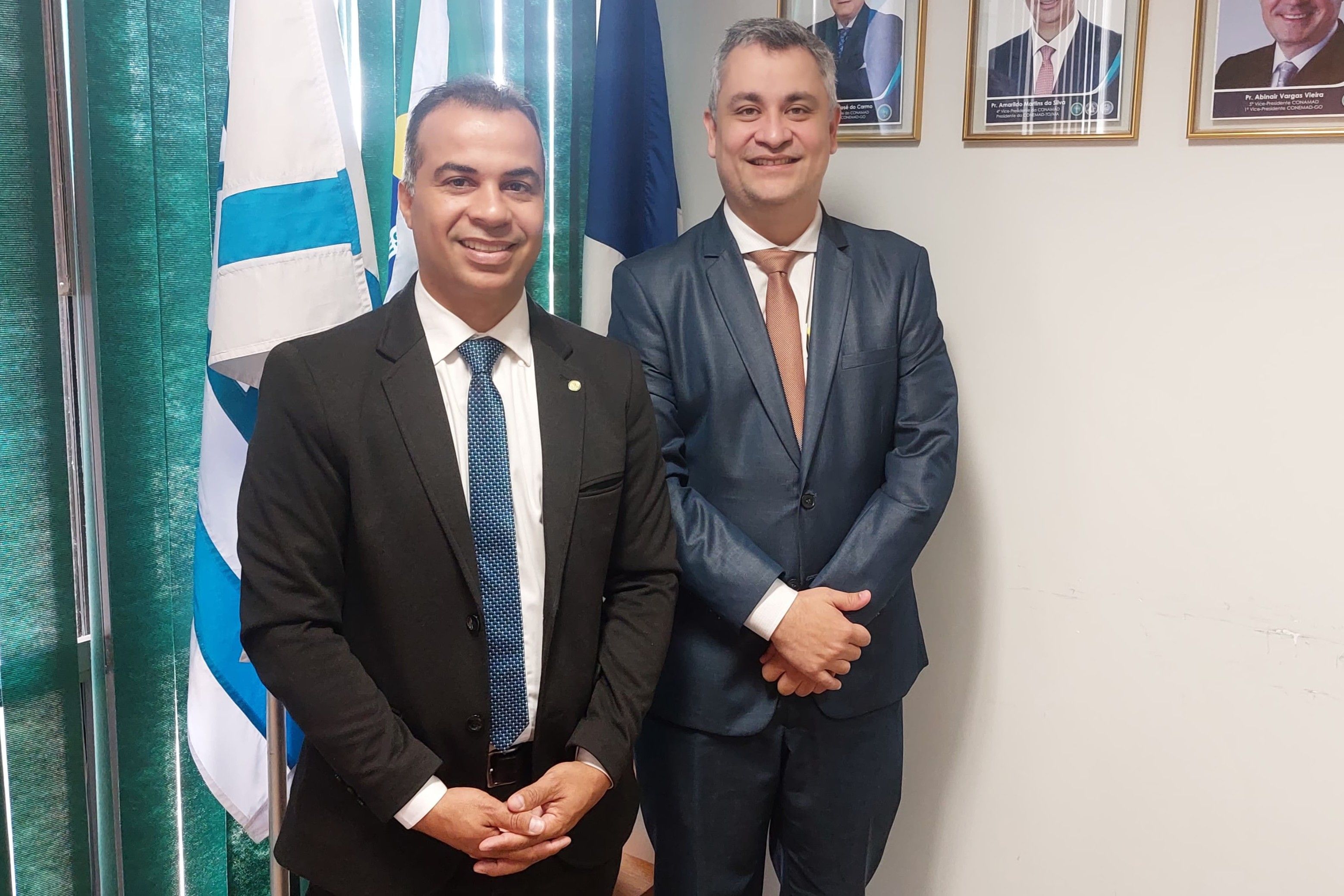 Pedro Alexandre (D) também foi recebido pelo deputado federal Filipe Martins