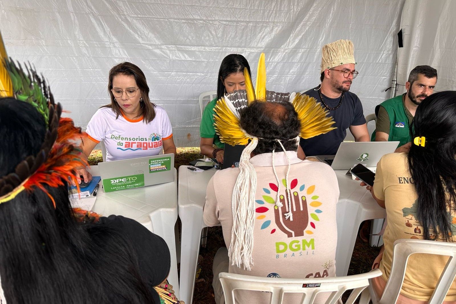 Defensora pública do Tocantins, Letícia Amorim (E) integra equipe de atendimento