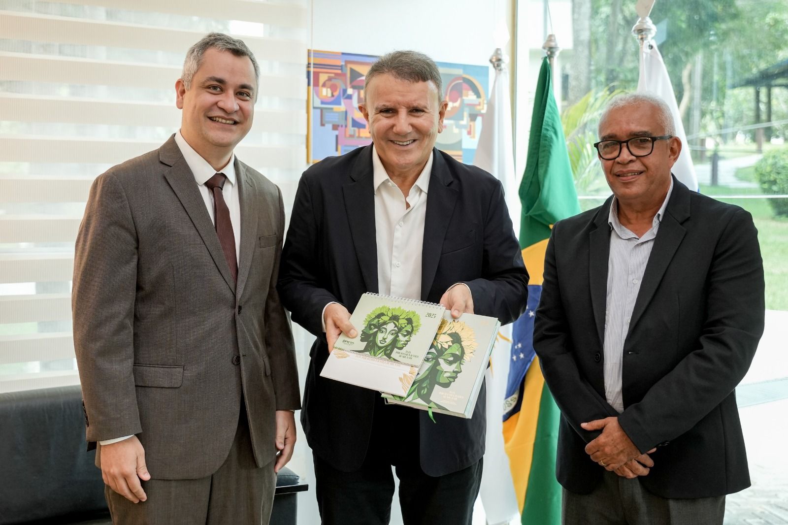 Ao final do encontro o defensor público-geral Pedro Alexandre presenteou o prefeito Eduardo Siqueira campos com o kit institucional da DPE-TO para o ano de 2025