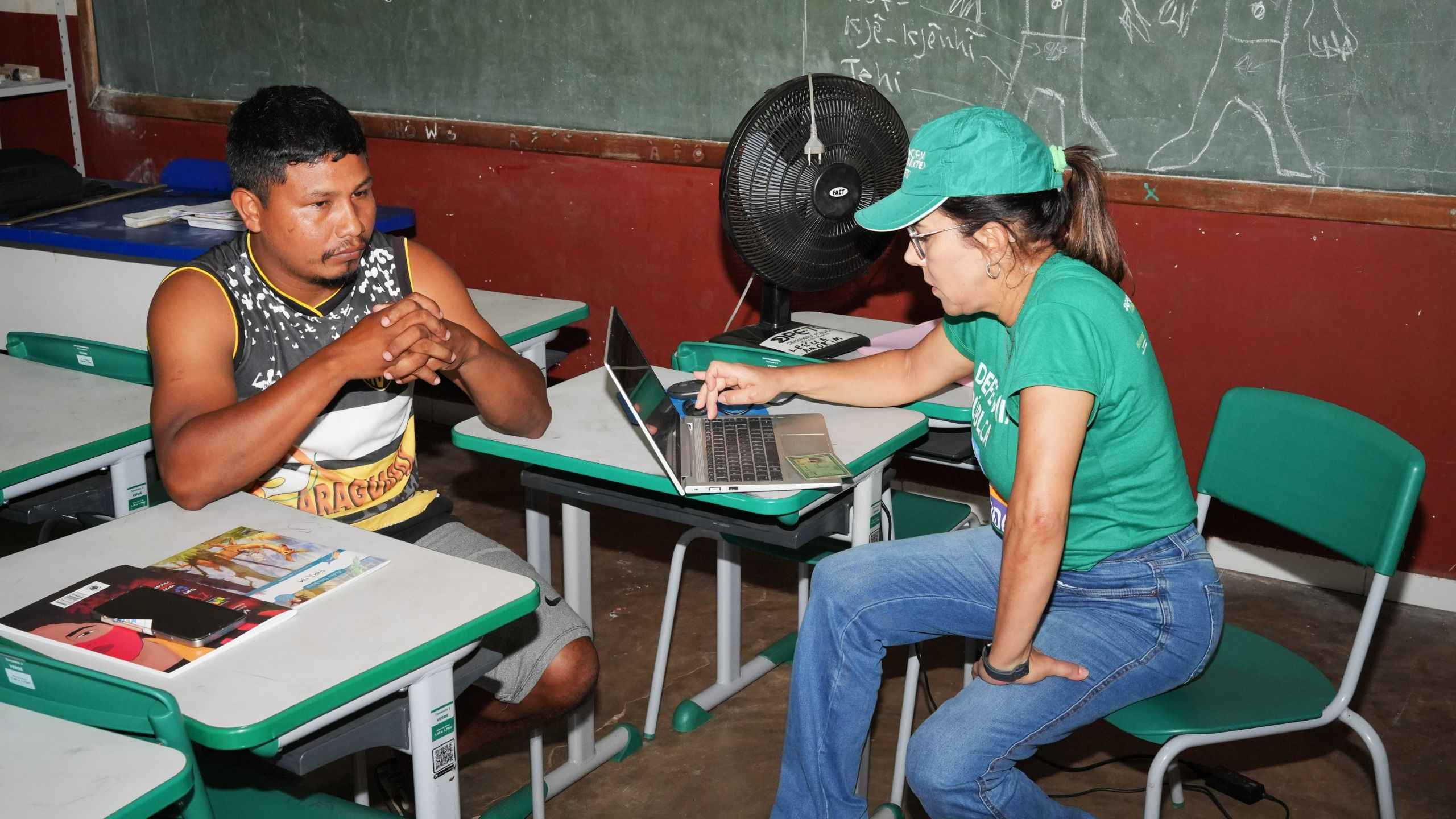 Defensora pública Letícia Amorim em um dos atendimentos individuais realizados durante as atividades nas aldeias
