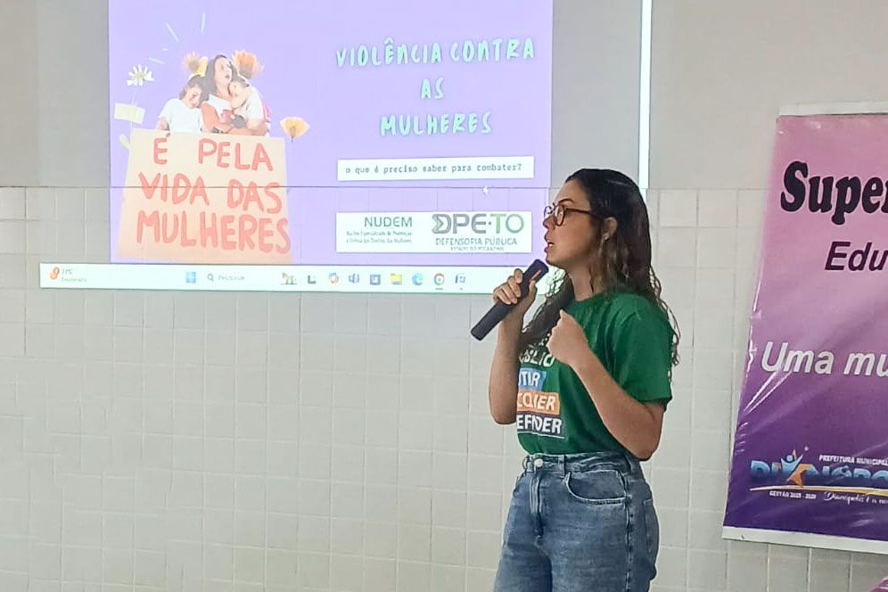 A defensora pública Mylena Caroline destacou a importância da educação em direitos para uma transformação social.