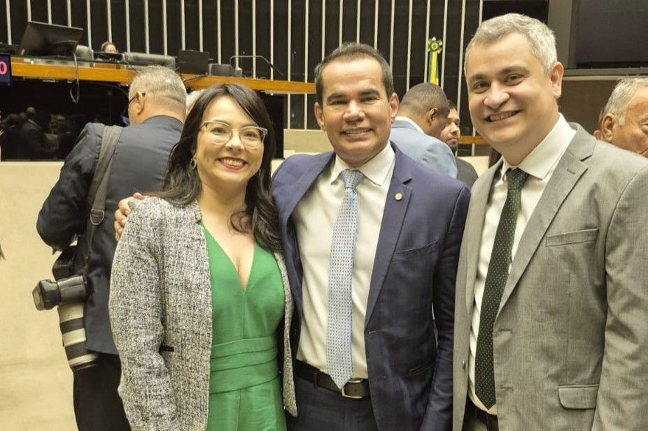 Pedro Alexandre (D) e Karla Letícia com o deputado federal e defensor público de Roraima, Stélio Dener