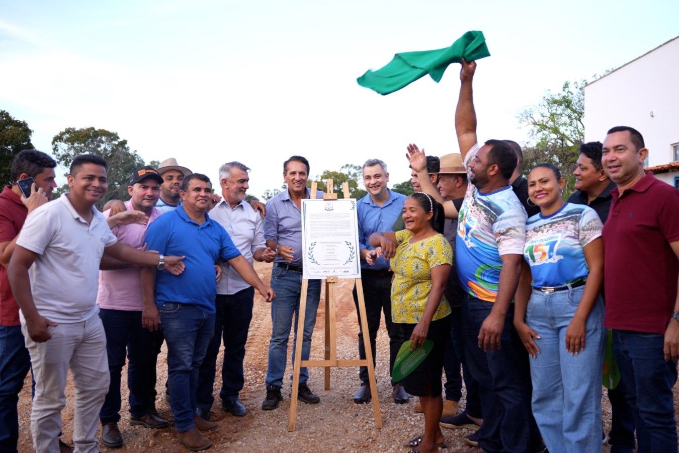 Estiveram presentes no momento servidoras e servidores da Instituição, autoridades locais e moradores do município.
