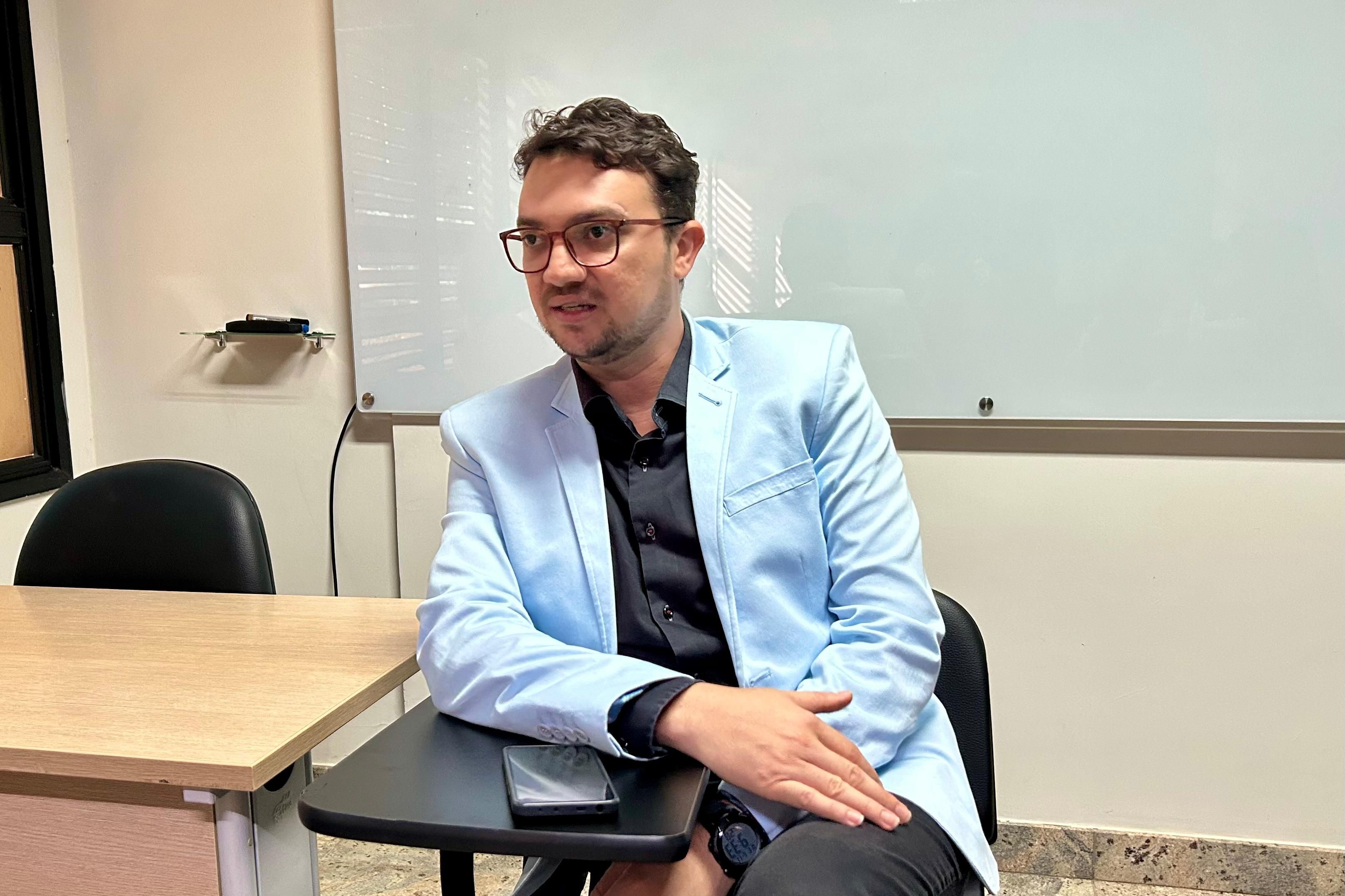 Presente na reunião, o secretário de administração Cleison Nunes celebrou a parceria entre as Escolas.